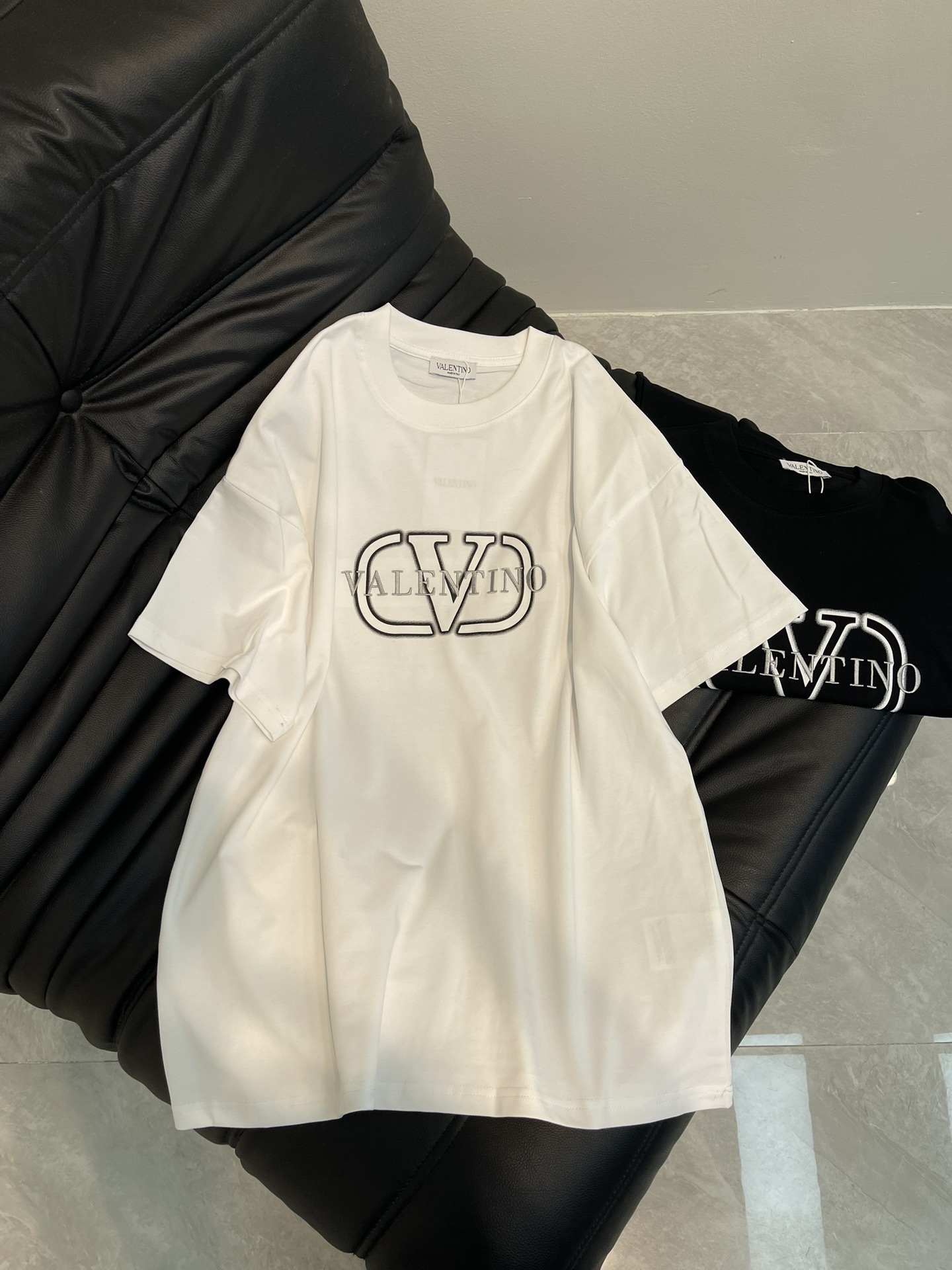 NO:318647,VALENTN*25 spring and summer new big V letter logo embroidery print with logo short-sleeved T-shirt. All cotton fabric is breathable and comfortable. With its unique design, it has created a classic work in the fashion industry. Showing a unique personality and style, whether it is to work, date or party, you can become the focus. It is not only a fashionable item, but also an excellent choice to show personality and taste!  XS-L, valentino, T-shirt,tees, t-shirt,alexander wang19860909VALENTN*25春夏新款大V字母logo刺绣印花搭配标识短袖T恤.全棉面料,透气舒适.以其独特的设计,造就了时尚界的经典之作. 展现出独特的个性与风格,无论是上班、约会还是聚会,都能让你成为焦点.它不仅是一件时尚单品,更是展现个性和品味的绝佳选择！XS-L,,valentino,T-shirt,tees，t-shirt,alexander wang,Women's clothing