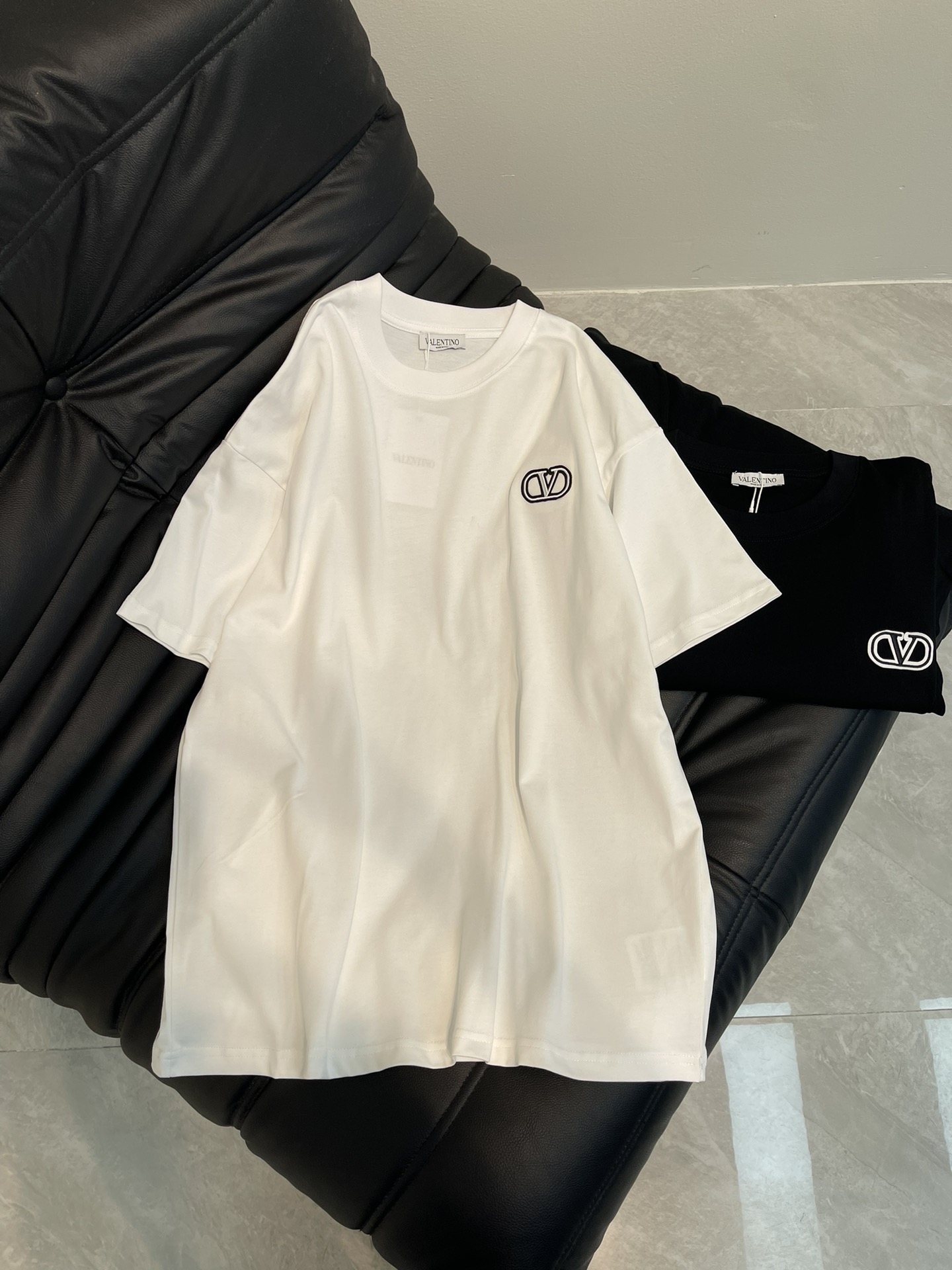 NO:318650,VALENTN*25 spring and summer new classic embroidered simple small logo design short-sleeved T-shirt. All cotton fabric is breathable and comfortable. With its unique design, it has created a classic work in the fashion industry. Showing a unique personality and style, whether it is to work, date or party, it can make you the focus. It is not only a fashionable item, but also an excellent choice to show personality and taste!  XS-L, valentino, T-shirt,tees, t-shirt,alexander wang19860909VALENTN*25春夏新款经典刺绣简约小标logo设计短袖T恤.全棉面料,透气舒适.以其独特的设计,造就了时尚界的经典之作. 展现出独特的个性与风格,无论是上班、约会还是聚会,都能让你成为焦点.它不仅是一件时尚单品,更是展现个性和品味的绝佳选择！XS-L,,valentino,T-shirt,tees，t-shirt,alexander wang,Women's clothing