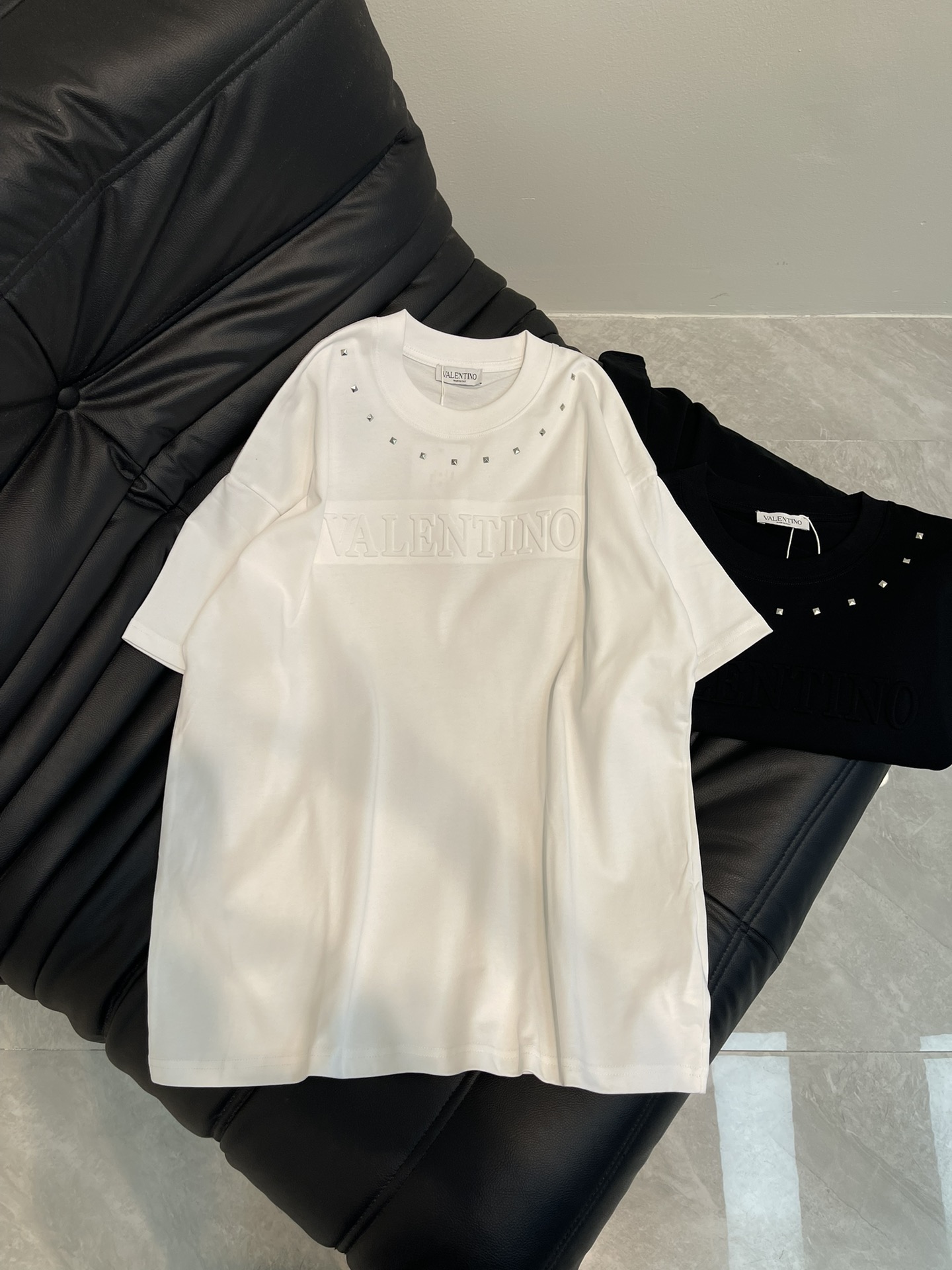 NO:318653,VALENTN*25 spring and summer new neckline willow nail curved three-dimensional letter embossed logo logo logo with short-sleeved T-shirt. All cotton fabric is breathable and comfortable. With its unique design, it has created a classic work in the fashion industry. Showing a unique personality and style, whether it is to work, date or party, you can become the focus. It is not only a fashionable item, but also an excellent choice to show personality and taste!  XS-L, valentino, T-shirt,tees, t-shirt,alexander wang19860909VALENTN*25春夏新款领口柳钉弧形 立体字母压印logo标识短袖T恤.全棉面料,透气舒适.以其独特的设计,造就了时尚界的经典之作. 展现出独特的个性与风格,无论是上班、约会还是聚会,都能让你成为焦点.它不仅是一件时尚单品,更是展现个性和品味的绝佳选择！XS-L,,valentino,T-shirt,tees，t-shirt,alexander wang,Women's clothing