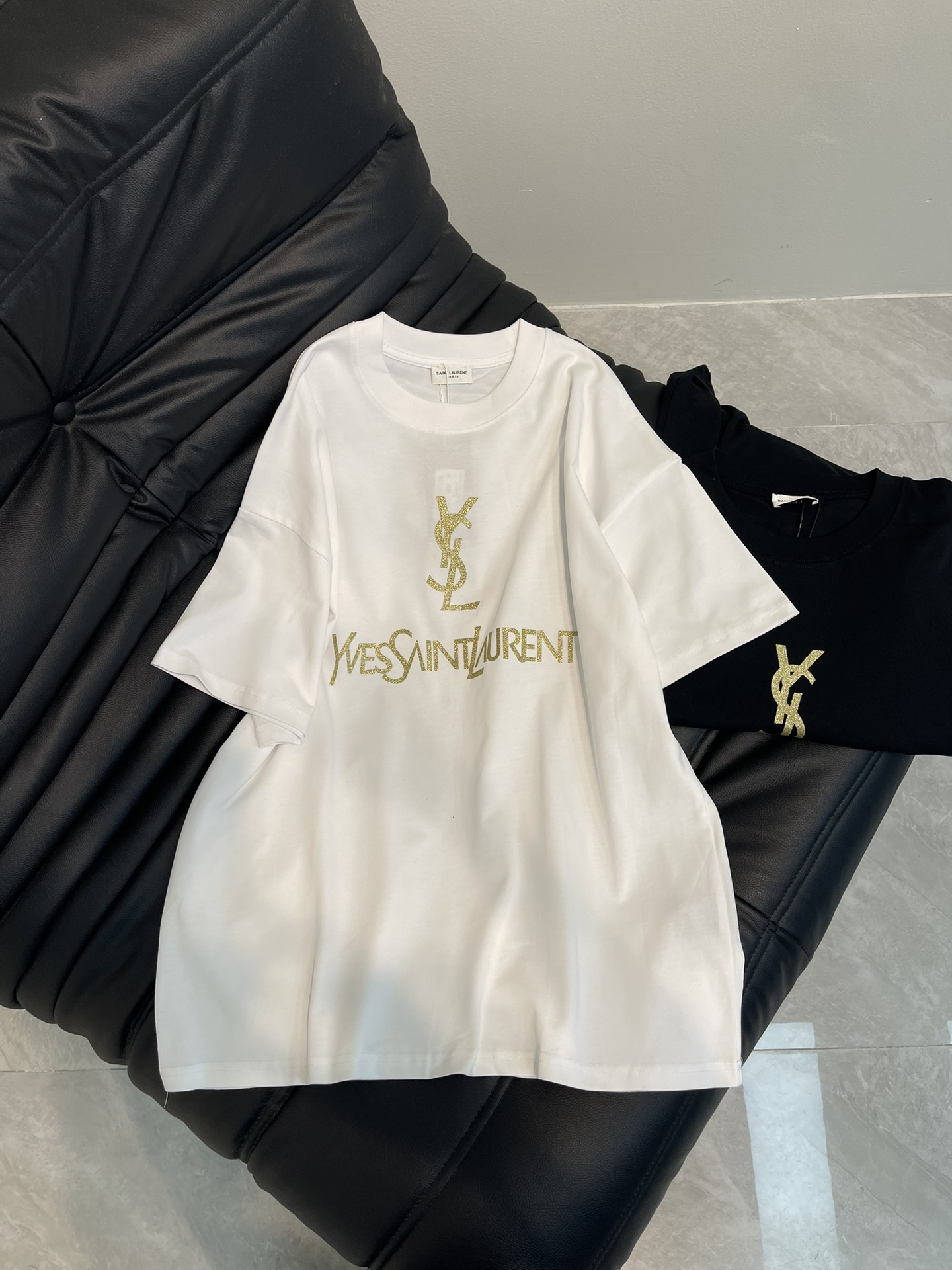 NO:318656,Ysl*25 spring and summer new simple gold line letter logo design logo short-sleeved T-shirt. All cotton fabric is breathable and comfortable. With its unique design, it has created a classic work in the fashion industry. Showing a unique personality and style, whether it is to work, date or party, you can become the focus. It is not only a fashionable item, but also an excellent choice to show personality and taste!  XS-L, saint laurent, T-shirt,tees, t-shirt,alexander wang19860909Ysl*25春夏新款简约金线字母logo设计标识短袖T恤.全棉面料,透气舒适.以其独特的设计,造就了时尚界的经典之作. 展现出独特的个性与风格,无论是上班、约会还是聚会,都能让你成为焦点.它不仅是一件时尚单品,更是展现个性和品味的绝佳选择！XS-L,,saint laurent,T-shirt,tees，t-shirt,alexander wang,Women's clothing