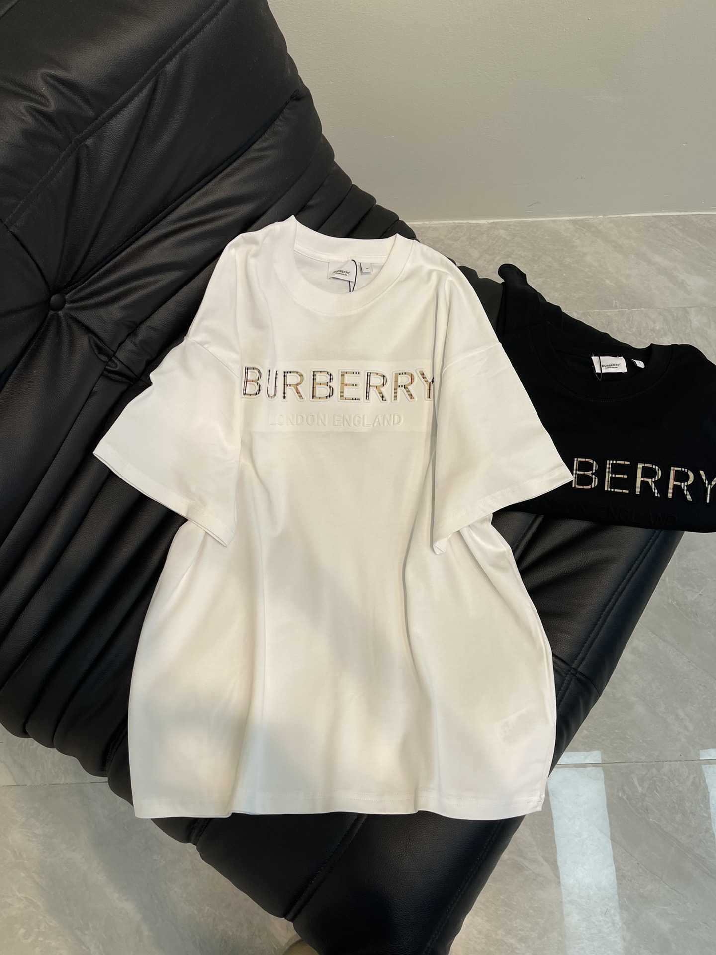 NO:318659,Burberr*25 spring and summer new classic three-dimensional embossed plaid letter logo design logo design logo short-sleeved T-shirt. All cotton fabric is breathable and comfortable. With its unique design, it has created a classic work in the fashion industry. Showing a unique personality and style, whether it is to work, date or party, you can become the focus. It is not only a fashionable item, but also an excellent choice to show personality and taste!  XS-L, burberry, T-shirt,tees, t-shirt,alexander wang19860909Burberr*25春夏新款经典立体压花格纹字母logo设计标识短袖T恤.全棉面料,透气舒适.以其独特的设计,造就了时尚界的经典之作. 展现出独特的个性与风格,无论是上班、约会还是聚会,都能让你成为焦点.它不仅是一件时尚单品,更是展现个性和品味的绝佳选择！XS-L,,burberry,T-shirt,tees，t-shirt,alexander wang,Women's clothing