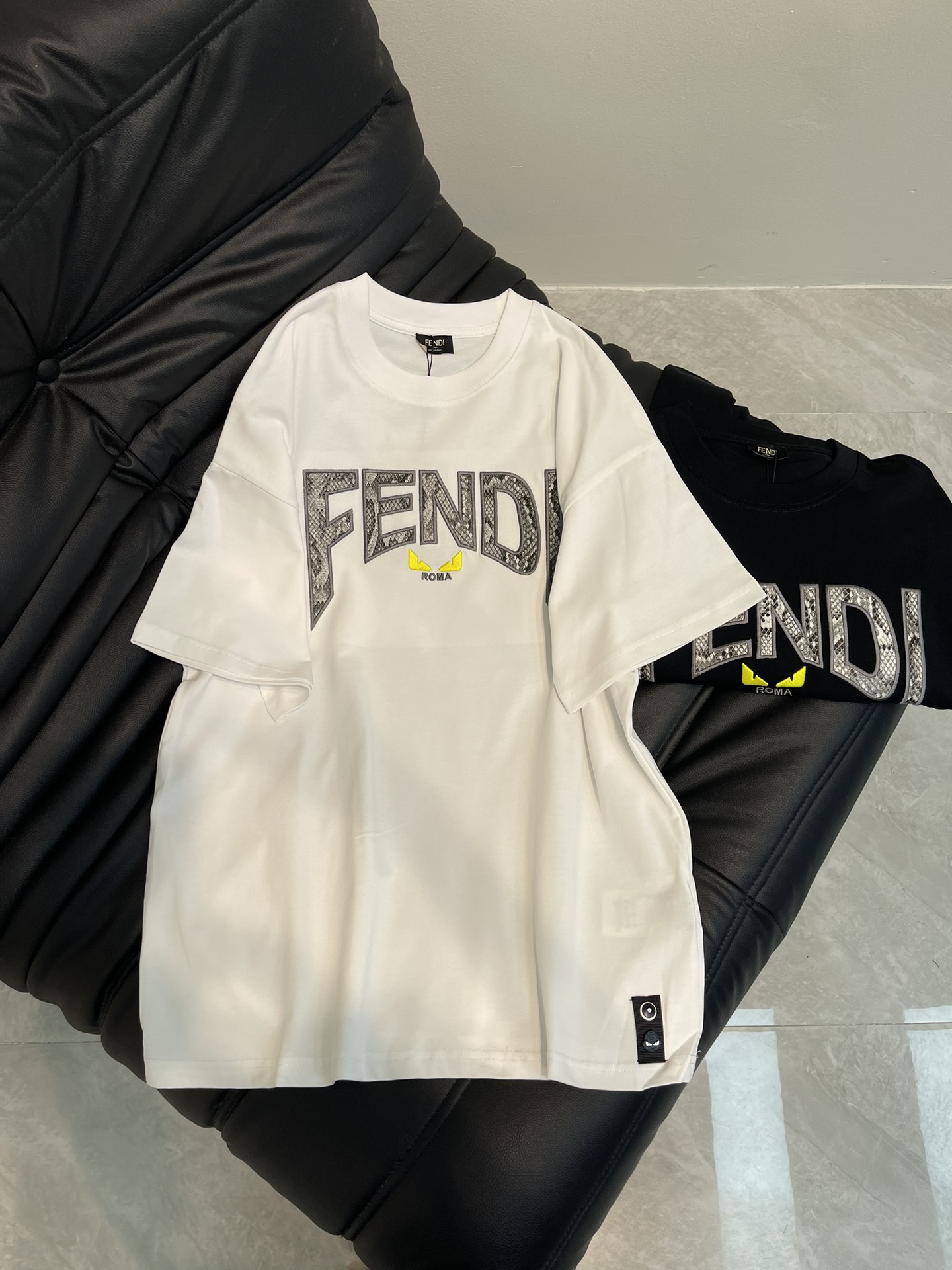 NO:318662,Fend*25 Spring and Summer New Embroidered Monster Eyes Mesh Letter Logo Design Short-sleeved T-shirt. All-cotton fabric is breathable and comfortable. With its unique design, it has created a classic work in the fashion industry. Showing a unique personality and style, whether it is to work, date or party, it can make you the focus. It is not only a fashionable item, but also an excellent choice to show personality and taste!  XS-L, fendi, T-shirt,tees, t-shirt,alexander wang19860909Fend*25春夏新款刺绣小怪兽眼睛 网眼字母logo设计短袖T恤.全棉面料,透气舒适.以其独特的设计,造就了时尚界的经典之作. 展现出独特的个性与风格,无论是上班、约会还是聚会,都能让你成为焦点.它不仅是一件时尚单品,更是展现个性和品味的绝佳选择！XS-L,,fendi,T-shirt,tees，t-shirt,alexander wang,Women's clothing