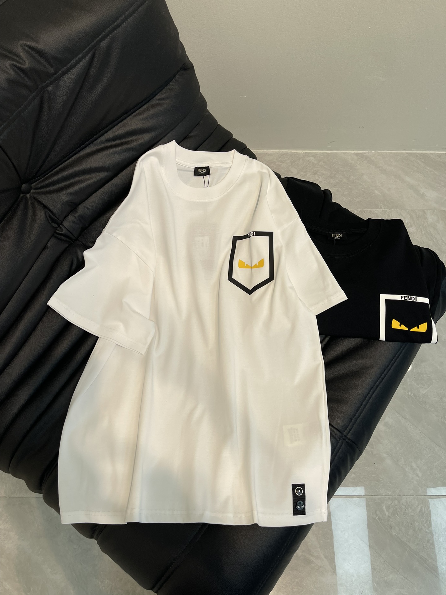 NO:318665,Fend*25 Spring and Summer new silicone monster glasses fake pocket design logo short-sleeved T-shirt. All cotton fabric is breathable and comfortable. With its unique design, it has created a classic work in the fashion industry. Showing a unique personality and style, whether it is to work, date or party, it can make you the focus. It is not only a fashionable item, but also an excellent choice to show personality and taste!  XS-L, fendi, T-shirt,tees, t-shirt,alexander wang19860909Fend*25春夏新款硅胶小怪兽眼镜假口袋设计logo短袖T恤.全棉面料,透气舒适.以其独特的设计,造就了时尚界的经典之作. 展现出独特的个性与风格,无论是上班、约会还是聚会,都能让你成为焦点.它不仅是一件时尚单品,更是展现个性和品味的绝佳选择！XS-L,,fendi,T-shirt,tees，t-shirt,alexander wang,Women's clothing