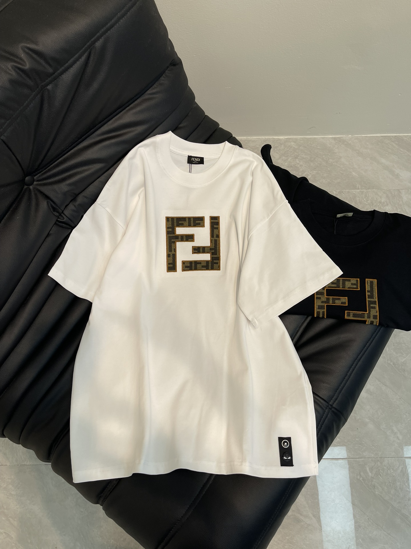 NO:318639,Fend*25 spring and summer new double F patch embroidered logo design short-sleeved T-shirt. All cotton fabric is breathable and comfortable. With its unique design, it has created a classic work in the fashion industry. Showing a unique personality and style, whether it is to work, date or party, you can become the focus. It is not only a fashionable item, but also an excellent choice to show personality and taste!  XS-L, fendi, T-shirt,tees, t-shirt,alexander wang19860909Fend*25春夏新款双F贴布刺绣logo设计短袖T恤.全棉面料,透气舒适.以其独特的设计,造就了时尚界的经典之作. 展现出独特的个性与风格,无论是上班、约会还是聚会,都能让你成为焦点.它不仅是一件时尚单品,更是展现个性和品味的绝佳选择！XS-L,,fendi,T-shirt,tees，t-shirt,alexander wang,Women's clothing