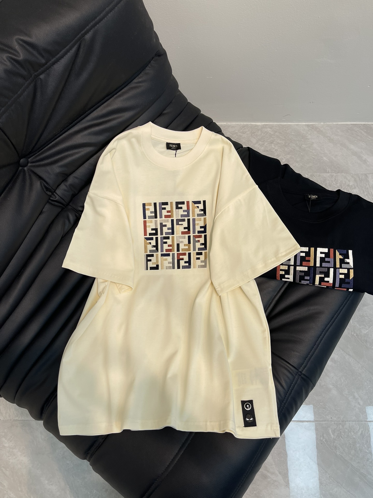 NO:318642,Fend*25 spring and summer new double F colorful letter embroidered logo short-sleeved T-shirt. All cotton fabric is breathable and comfortable. With its unique design, it has created a classic work in the fashion industry. Showing a unique personality and style, whether it is to work, date or party, it can make you the focus. It is not only a fashionable item, but also an excellent choice to show personality and taste!  XS-L, fendi, T-shirt,tees, t-shirt,alexander wang19860909Fend*25春夏新款双F七彩字母刺绣logo短袖T恤.全棉面料,透气舒适.以其独特的设计,造就了时尚界的经典之作. 展现出独特的个性与风格,无论是上班、约会还是聚会,都能让你成为焦点.它不仅是一件时尚单品,更是展现个性和品味的绝佳选择！XS-L,,fendi,T-shirt,tees，t-shirt,alexander wang,Women's clothing