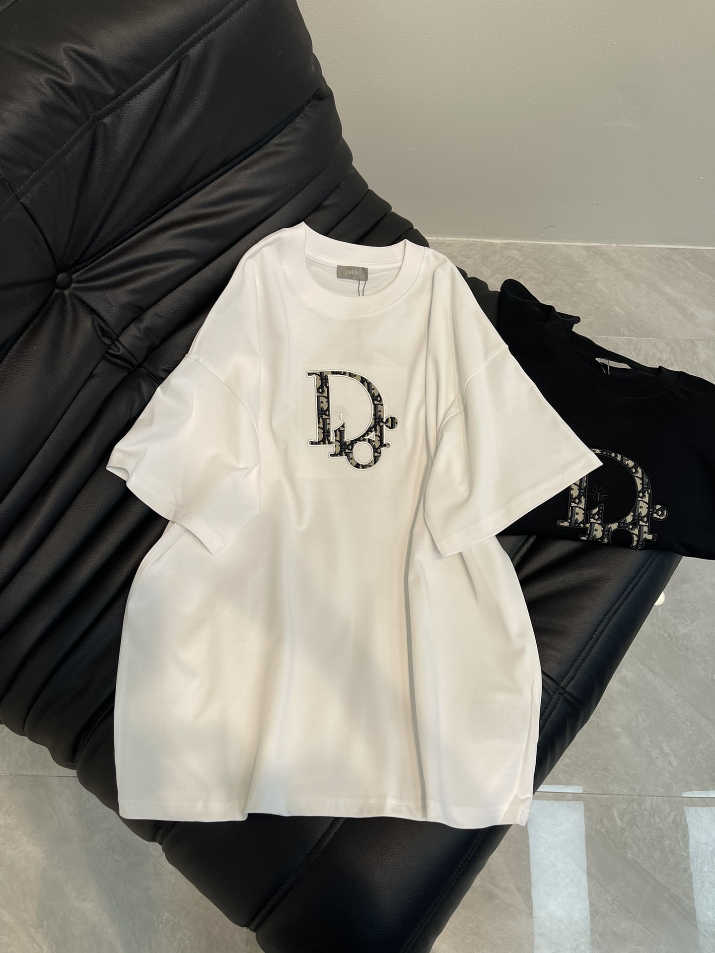 NO:318660,Dio*25 spring and summer new patch presbyterian letter embroidered bee logo short-sleeved T-shirt. All cotton fabric is breathable and comfortable. With its unique design, it has created a classic work in the fashion industry. Showing a unique personality and style, whether it is to work, date or party, you can become the focus. It is not only a fashionable item, but also an excellent choice to show personality and taste!  XS-L,dior,T-shirt,tees,t-shirt,alexander wang19860909Dio*25春夏新款贴布老花字母刺绣小蜜蜂标识短袖T恤.全棉面料,透气舒适.以其独特的设计,造就了时尚界的经典之作. 展现出独特的个性与风格,无论是上班、约会还是聚会,都能让你成为焦点.它不仅是一件时尚单品,更是展现个性和品味的绝佳选择！XS-L,,dior,T-shirt,tees，t-shirt,alexander wang,Women's clothing