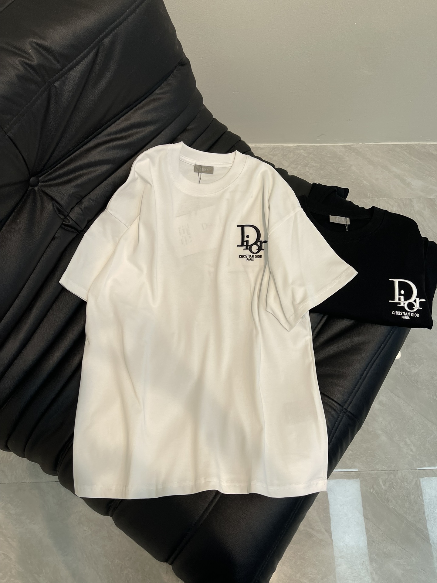 NO:318663,Dio*25 spring and summer new classic patch prescription letter embroidered logo logo logo short-sleeved T-shirt. All cotton fabric is breathable and comfortable. With its unique design, it has created a classic work in the fashion industry. Showing a unique personality and style, whether it is to work, date or party, it can make you the focus. It is not only a fashionable item, but also an excellent choice to show personality and taste!  XS-L,dior,T-shirt,tees,t-shirt,alexander wang19860909Dio*25春夏新款经典贴布老花字母刺绣logo标识短袖T恤.全棉面料,透气舒适.以其独特的设计,造就了时尚界的经典之作. 展现出独特的个性与风格,无论是上班、约会还是聚会,都能让你成为焦点.它不仅是一件时尚单品,更是展现个性和品味的绝佳选择！XS-L,,dior,T-shirt,tees，t-shirt,alexander wang,Women's clothing