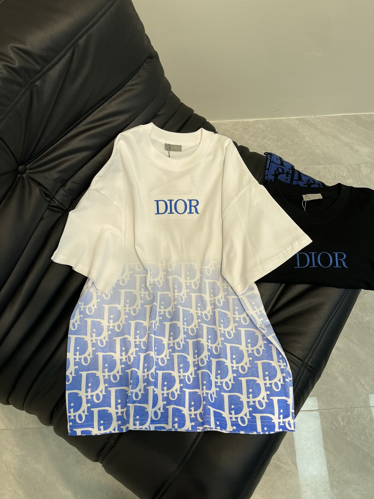 NO:318657,Dio*25 spring and summer new embroidered letter logo retro gradient printed short-sleeved T-shirt. All cotton fabric is breathable and comfortable. With its unique design, it has created a classic work in the fashion industry. Showing a unique personality and style, whether it is to work, date or party, you can become the focus. It is not only a fashionable item, but also an excellent choice to show personality and taste!  XS-L,dior,T-shirt,tees,t-shirt,alexander wang19860909Dio*25春夏新款刺绣字母logo复古渐变印花短袖T恤.全棉面料,透气舒适.以其独特的设计,造就了时尚界的经典之作. 展现出独特的个性与风格,无论是上班、约会还是聚会,都能让你成为焦点.它不仅是一件时尚单品,更是展现个性和品味的绝佳选择！XS-L,,dior,T-shirt,tees，t-shirt,alexander wang,Women's clothing