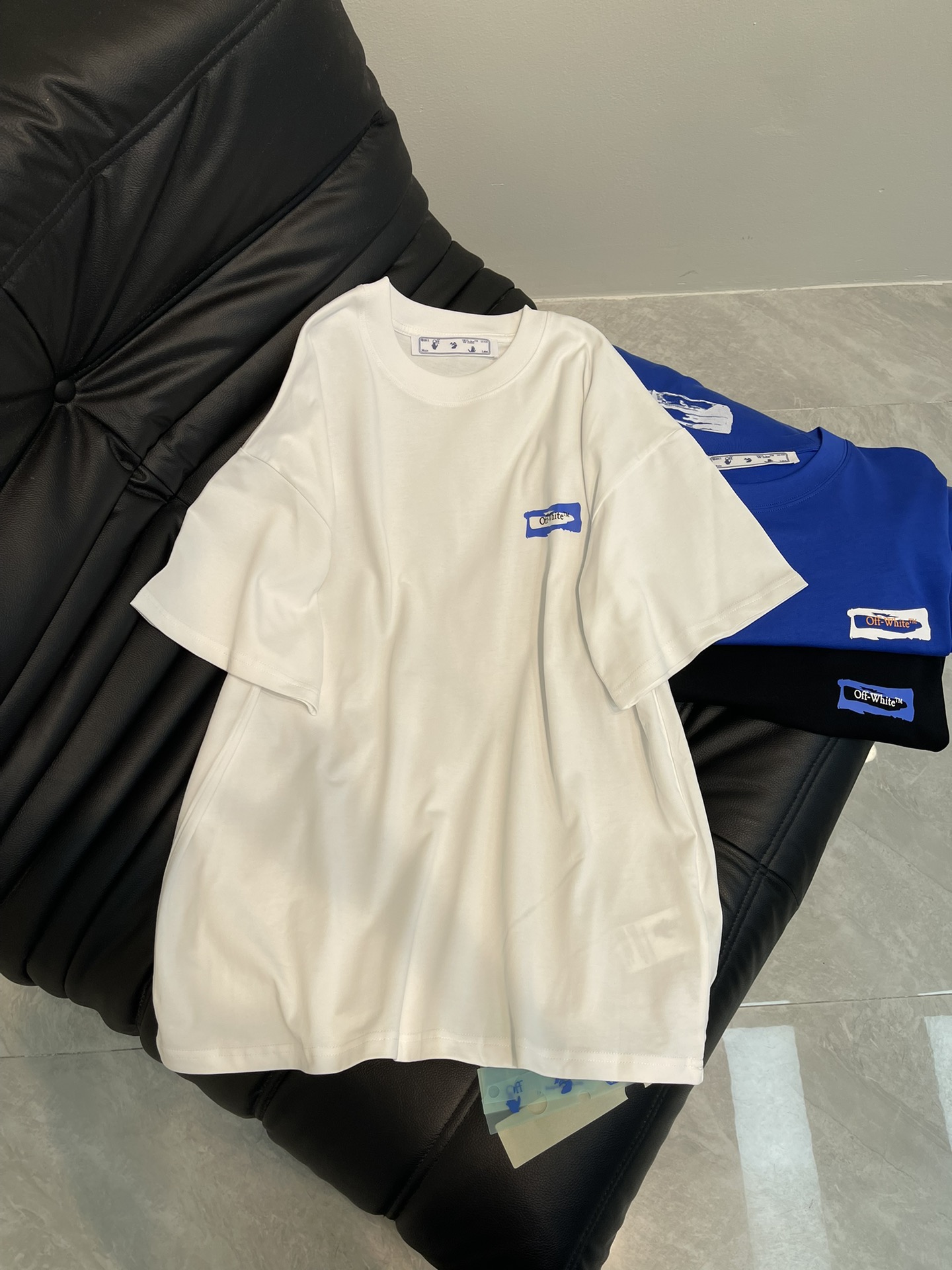 NO:318672,OFF-WHITE*25 spring and summer new big arrow letter logo graffiti printed logo short-sleeved T-shirt. All cotton fabric is breathable and comfortable. With its unique design, it has created a classic work in the fashion industry. Showing a unique personality and style, whether it is to work, date or party, you can become the focus. It is not only a fashionable item, but also an excellent choice to show personality and taste!  XS-L, off white, T-shirt,tees, t-shirt,alexander wang19860909OFF-WHITE*25春夏新款大箭头字母logo涂鸦印花标识短袖T恤.全棉面料,透气舒适.以其独特的设计,造就了时尚界的经典之作. 展现出独特的个性与风格,无论是上班、约会还是聚会,都能让你成为焦点.它不仅是一件时尚单品,更是展现个性和品味的绝佳选择！XS-L,,off white,T-shirt,tees，t-shirt,alexander wang,Women's clothing