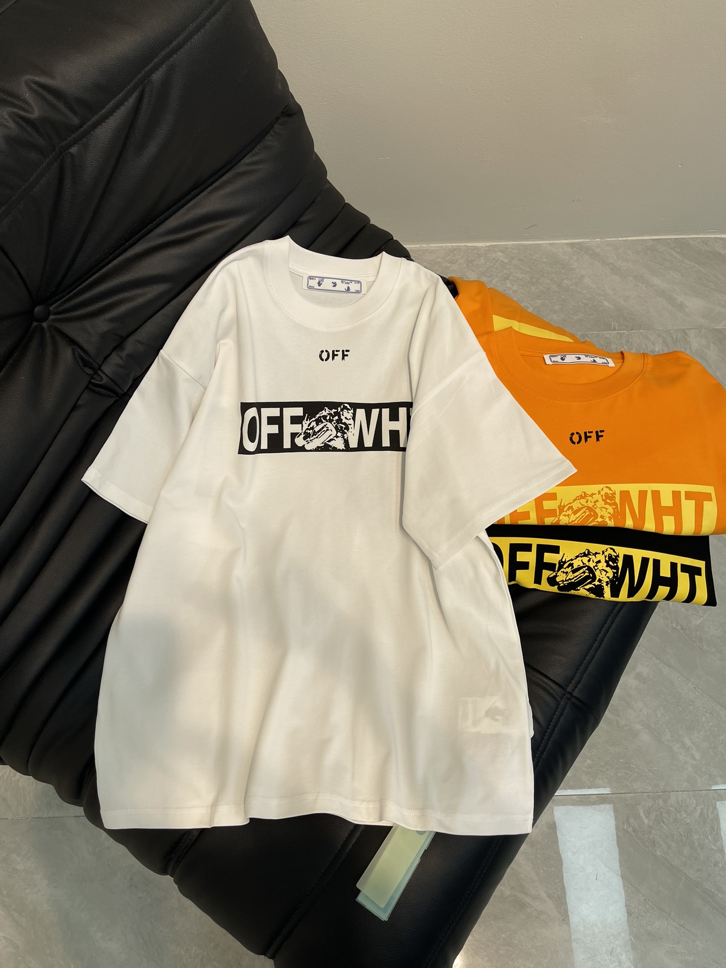 NO:318670,OFF-WHITE*25 spring and summer new big arrow letter motorcycle rider portrait logo printed short-sleeved T-shirt. All cotton fabric is breathable and comfortable. With its unique design, it has created a classic work in the fashion industry. Showing unique personality and style, whether it is to work, date or party, you can become the focus. It is not only a fashionable item, but also an excellent choice to show personality and taste!  XS-L, off white, T-shirt,tees, t-shirt,alexander wang19860909OFF-WHITE*25春夏新款大箭头字母机车骑手人像logo印花短袖T恤.全棉面料,透气舒适.以其独特的设计,造就了时尚界的经典之作. 展现出独特的个性与风格,无论是上班、约会还是聚会,都能让你成为焦点.它不仅是一件时尚单品,更是展现个性和品味的绝佳选择！XS-L,,off white,T-shirt,tees，t-shirt,alexander wang,Women's clothing