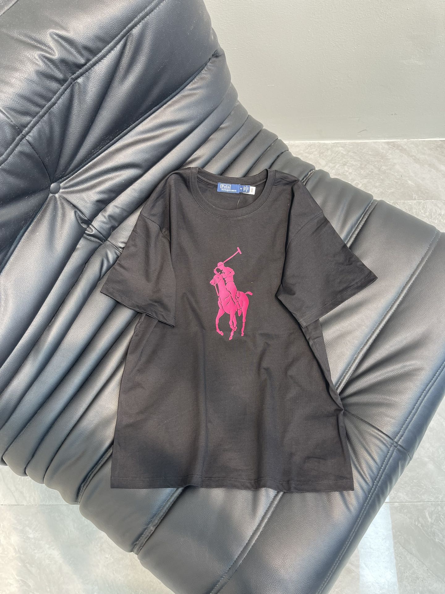 NO:318699,Ralph Laure* Ralph polo 25 spring and summer new round neck pink horse printed short-sleeved T-pat, the fabric is very soft and comfortable, and the chest is infused with classic pony elements. It is highly recognizable and fashionable!  Black/White S-XL, loro piana, T-shirt, alexander wang19860909Ralph Laure* 拉夫polo25春夏新款圆领粉马印花短袖T桖,面料非常柔软舒适胸前注入了经典小马元素 辨识度极高且极具时髦感！黑色/白色 S-XL,,loro piana,T-shirt,alexander wang,Women's clothing