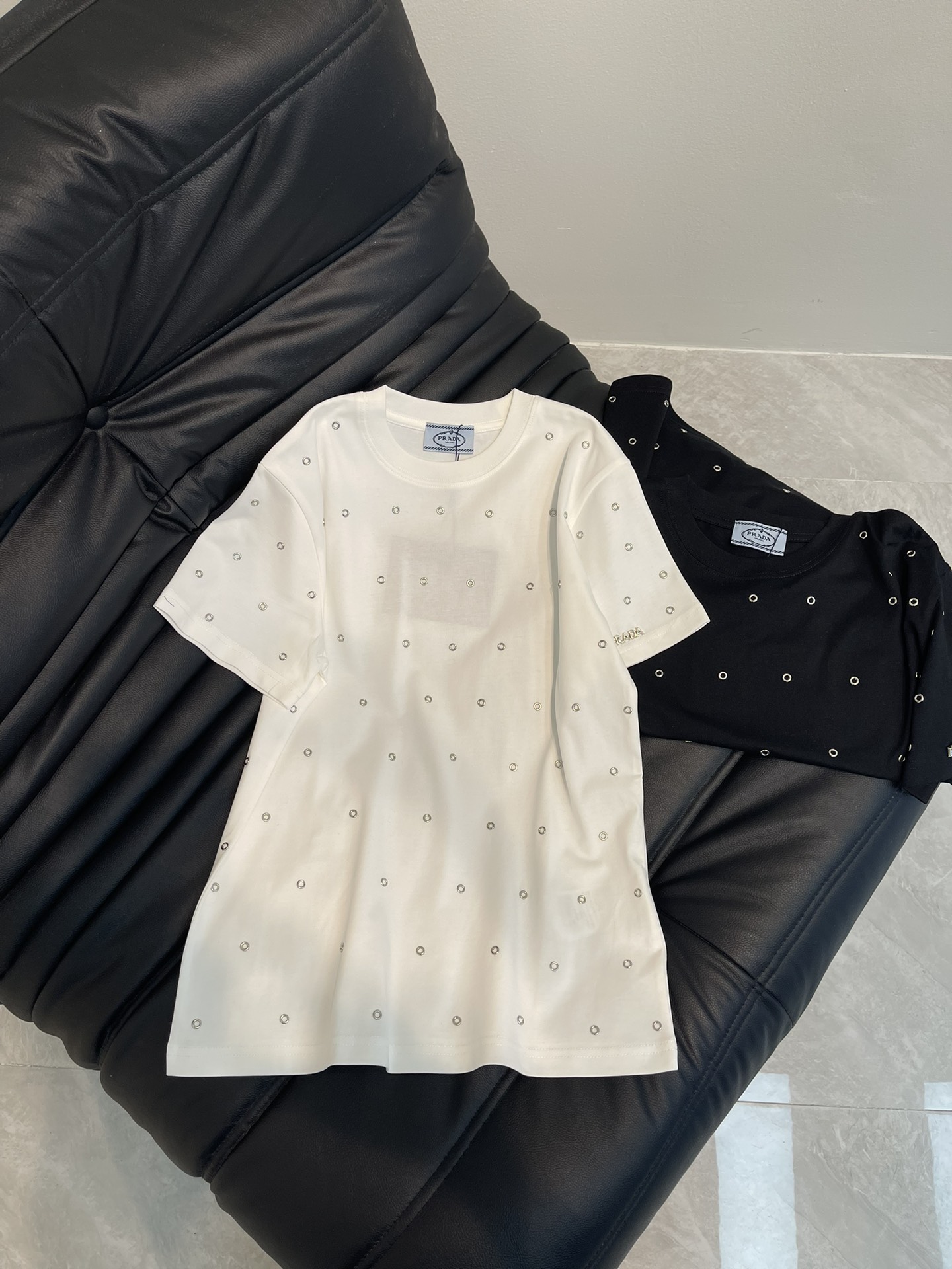 NO:318702,Prad*25 Spring and Summer New Full Body Round Diamond Short Sleeve T-shirt!  Imported pure cotton fabric, the classic style is versatile and not picky, and the upper body is very beautiful!  SML, prada, T-shirt,tees, t-shirt,alexander wang19860909Prad*25春夏新款全身圆圆钻短袖T恤！进口纯棉面料,经典版型百搭不挑人,上身非常漂亮！SML,,prada,T-shirt,tees，t-shirt,alexander wang,Women's clothing