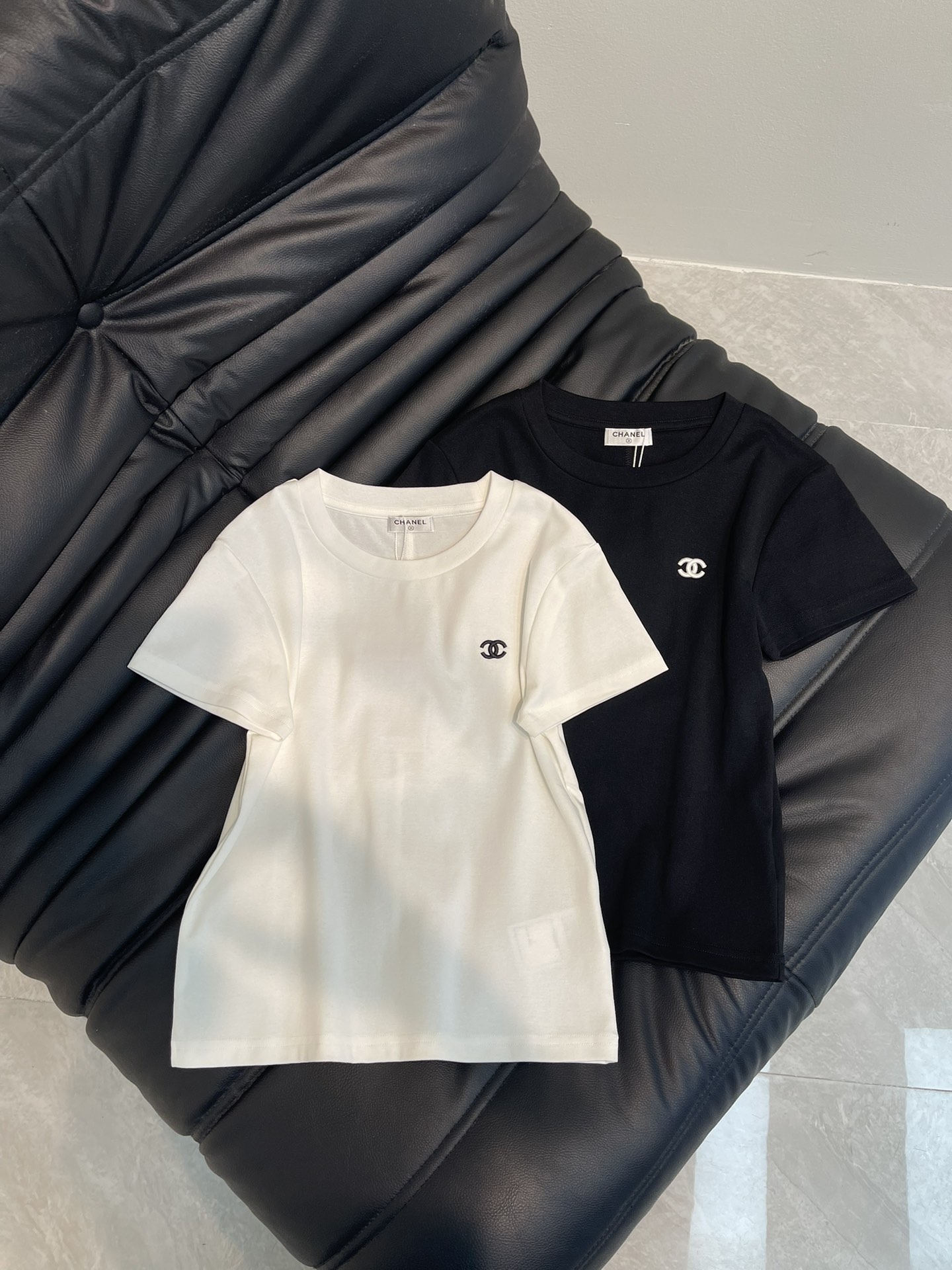 NO:318705,Chane*25 spring and summer new small fragrance two-color embroidered logo short T-shirt is made of pure cotton fabric. The fabric is soft and comfortable, and has good breathability. Embroidery craftsmanship details are online. The upper body looks versatile. The carmaker's wiring is flat and delicate. Perfect details are handled. High quality √ High version √ Three standards are complete. SML, chanel,tees, t-shirt,alexander wang19860909Chane*25春夏新款小香两色刺绣logo短款T恤 采用纯棉面料 面料柔软舒适 透气性好 刺绣工艺 细节在线 上身好看百搭款 车工走线平整细腻 完美细节处理 高品质√高版本√三标齐全√ SML,,chanel,tees，t-shirt,alexander wang,Women's clothing