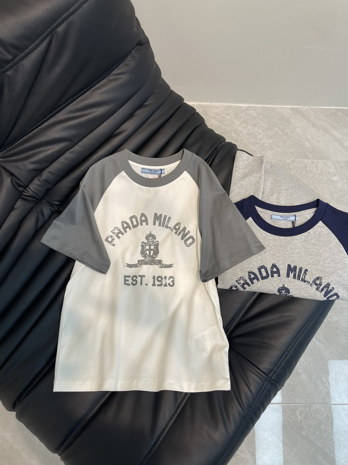 NO:318708,Prad*25 spring and summer new product old letter printed short-sleeved T-shirt is made of pure cotton fabric. The fabric is soft and comfortable. Contrasting color and shoulder-splitting design. Full of personality. Old letter craftsmanship highlights the brand style. The turning worker's line is smooth and delicate. Perfect details. High quality √ High version √ Three standards are complete. SML,,prada, T-shirt,tees, t-shirt,alexander wang19860909Prad*25春夏新品做旧字母印花短袖T恤 采用纯棉面料 面料柔软舒适 撞色拼肩设计 个性十足 做旧字母工艺 彰显品牌格调 车工走线平整细腻 完美细节处理 高品质√高版本√三标齐全√ SML,,prada,T-shirt,tees，t-shirt,alexander wang,Women's clothing