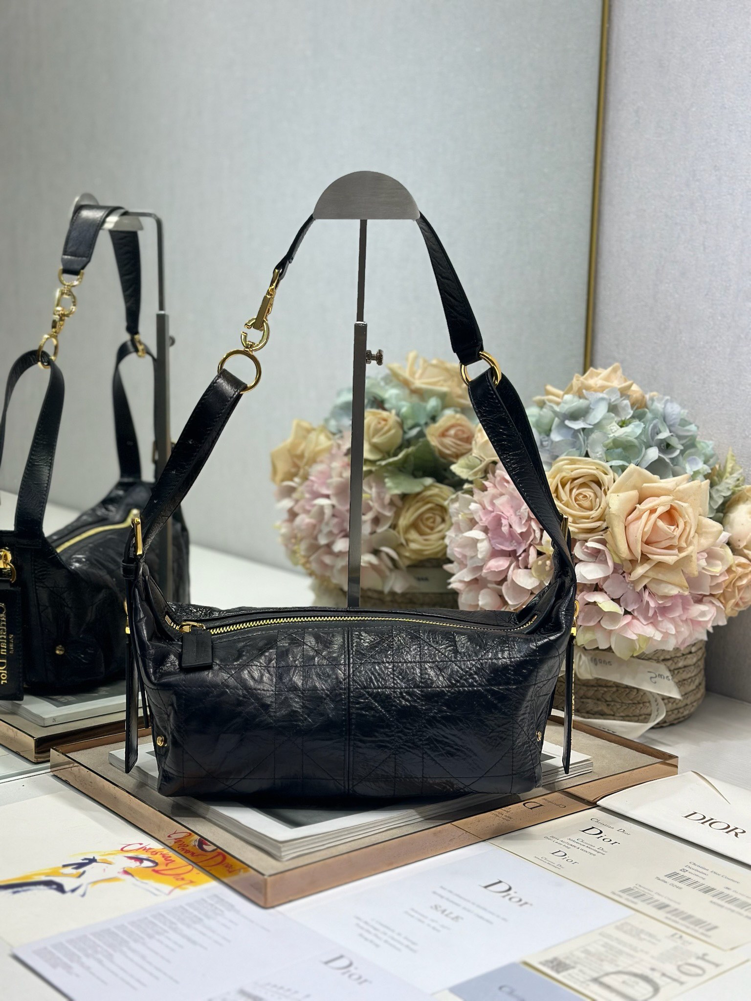 NO:384933,Small D-Journey handbag 'Black Wrinkles' This D-Journey handbag is a new product this season. It is a wonderful appearance at the 2025 spring and summer ready-to-wear series. It has a soft texture and a new interpretation of the dumpling silhouette with a modern design. It is carefully crafted from black pleated leather and is decorated with flat and oversized rattan plaid lines, which rejuvenates the classic Dior pattern. There is a zippered pocket in the main compartment to make it more refined. Two decorative pockets on the side are paired with large leather zipper heads, decorated with Christian Dior Paris logo. Small style, paired with adjustable top leather handles and leather shoulder straps, can be carried, shoulders or crossbody, making it ideal for daily styling. Except for decorative objects and decorative lines Zipper closures and adjustable top handles, paired with gold-finished metal  CD hooks Decorative side pockets with leather zipper heads decorated with vintage gold finish metal Christian Dior Paris logo Internal zipper pocket Model 2416 Dimensions 25.5 x 14.5 x 14 cm (L x H x W) Storage 1 cell phone, 1 wallet, sunglasses and lipstick, Dior, dior, wallets19860909小号 D-Journey 手袋「黑色褶皱」 这款 D-Journey 手袋是本季新品,于迪奥二零二五春夏成衣系列发布秀精彩亮相,质地柔软,以摩登设计全新演绎水饺包廓形.采用黑色褶皱皮革精心制作,饰以扁平超大藤格纹缉面线,焕新演绎 Dior 的经典图案.主隔层内设有一个拉链口袋更显精致,两个侧面装饰性口袋搭配大号皮革拉链头,饰以 Christian Dior Paris 标志.小号款式,搭配可调节顶部皮革手柄和皮革肩带,可手提、肩背或斜挎,是日常造型的理想之选. 装饰物及装饰线除外 拉链开合 皮革肩带和可调节顶部手柄,搭配金色饰面金属 CD 挂钩 侧面装饰性口袋搭配皮革拉链头,饰以复古金色饰面金属 Christian Dior Paris 标志 内部拉链口袋 型号2416 尺寸25.5 x 14.5 x 14 厘米（长 x 高 x 宽） 可收纳 1 部手机、1 个钱包、太阳眼镜和唇膏,迪奥,dior,dior,wallets,Bag
