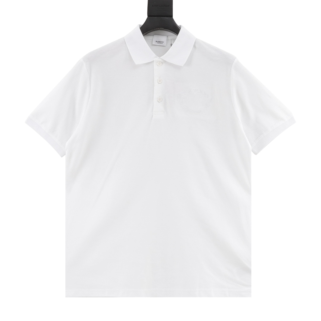 Polo Burberry BBR de manga corta con bordado de espigas en el pecho. El tejido está confeccionado en tejido piqué espec…