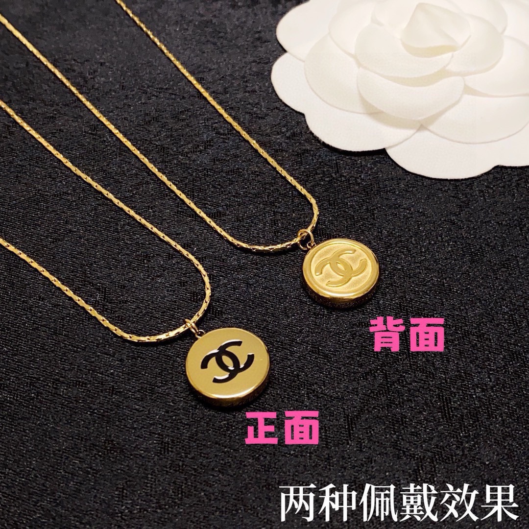 NO:109235,Chanel Chanel double C letter latest fashion golden bean bean pendant two-piece necklaces. It is very special. A chain 14K stainless steel color protection is super personalized. The versatile style is very special. The overall details are very surprising and the design feels full. It not only brings personal confidence and taste, but also elegant and fashionable style, highlighting the elegant French atmosphere. With meticulous details, it makes it more attractive to wear. Elegant jewelry, chanel, chanel, necklace19860909香奈儿Chanel双C字母最新款时尚金豆豆吊坠两种佩戴效果项链非常特别的一款链条14K精钢保色超个性,百搭款特别特别赞,整体细节非常令人惊喜,设计感十足,不仅带出个人自信及品味,款式典雅而时尚,突显法式高雅气息,加上一丝不苟的细节,使得佩戴起来更具吸引力,饰品精品,chanel,chanel,necklace,Jewelry