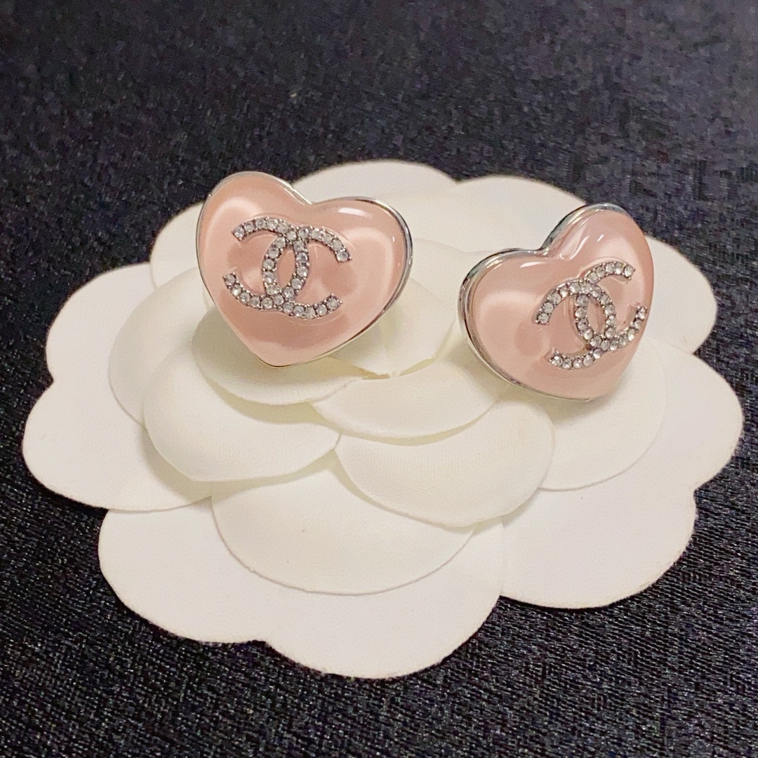 NO:109245,Chanel Chanel letter double C love light pink spring and summer color new diamond earrings, beauty can never beat classics, the golden age of Chanel is the most classic.  It is also the most delicious woman, independent, elegant, charming, intellectual, retro, luxurious, not complicated, classic and versatile, simple but not simple!  925 silver needle earrings, jewelry quality, chanel, chanel, earrings, gold19860909Chanel香奈Chanel字母双C爱心淡粉色春夏彩色新款镶钻耳钉 美丽永远敌不过经典 黄金时期的香奈就是最经典．也是最有味道的 女人独立优雅魅力知性复古奢华不繁复 双C经典百搭 简约不简单！925银针耳环,饰品精品,chanel,chanel,earrings,gold,Jewelry