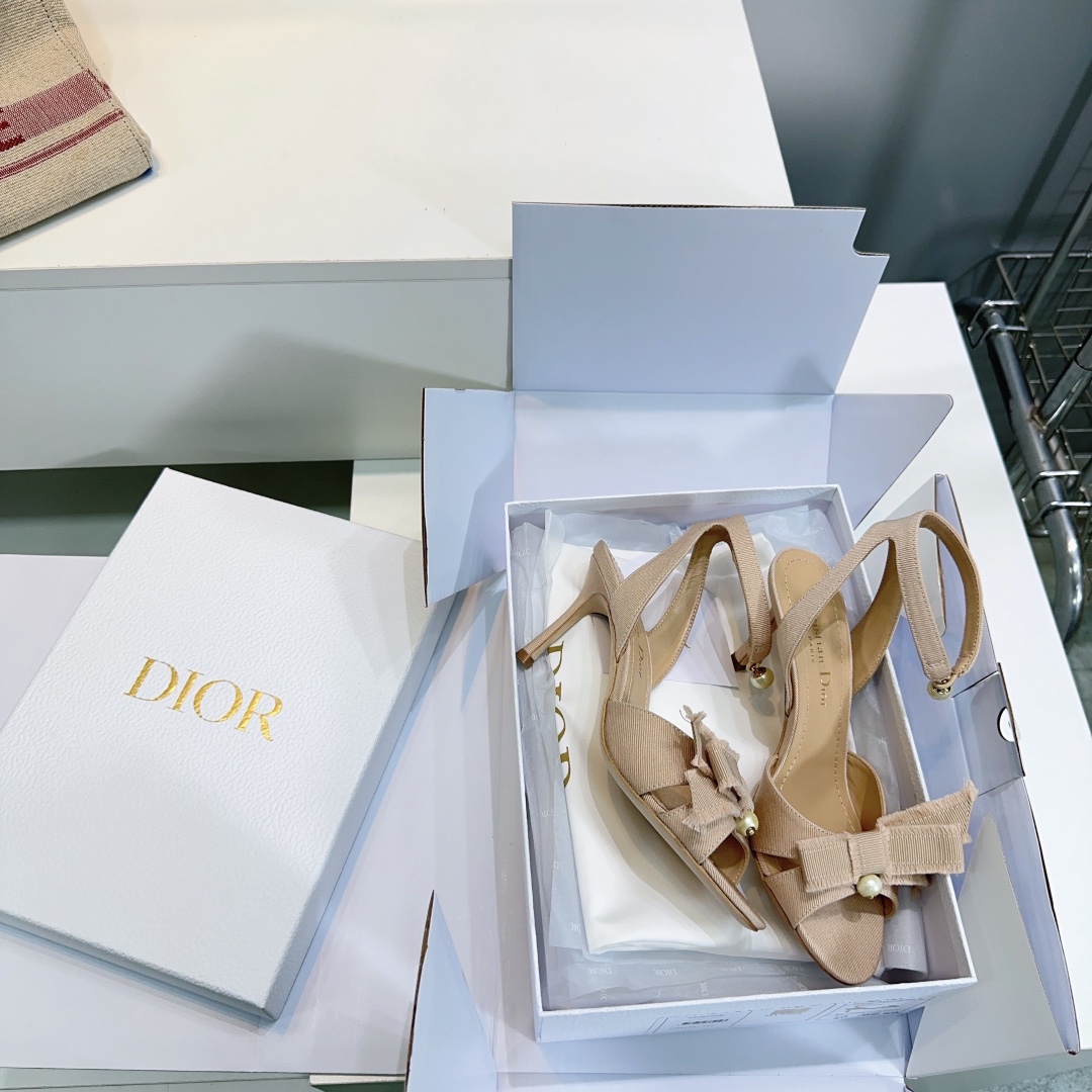 NO:721944,High quality!  Top quality!  Dior Dior 26 spring and summer new high-heeled bow pearl back sandals!  The effect on the feet is really amazing. The black fringed grosgrain upper shows a fashionable style. The white pearl embellishment adds elegance. The design is very easy to wear and the comfort is perfect. The upper is made of original custom-made grosgrain fabric. The lining is made of top-grade mixed sheepskin. The original color genuine leather outsole imported from Italy. Heel height: 9cm. Size: 35-42 (40 41 42 is customized and non-refundable). Comes with original packaging, high heels, dior, dior, sandals, high  heels,sheepskin,leather soles19860909高品质！顶级品质！Dior迪奥26春夏新款高跟蝴蝶结珍珠后空凉鞋！上脚效果真的绝了 黑色流苏罗缎鞋面尽显时尚格调 白色珍珠点缀增添高雅气质 设计超好穿 舒适度满分 鞋面原版定做罗缎面料 内里垫脚顶级混种羊皮 意大利进口原色真皮大底 跟高:9cm 码数:35-42（40 41 42定做不退换） 配原版包装,高跟鞋,dior,dior,sandals,high heels,sheepskin,Leather soles,Women's Shoes