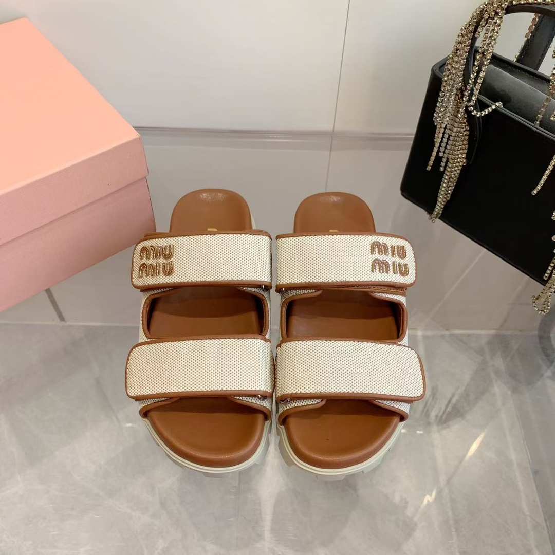 NO:246527,Miumi**2025 spring and summer new coin sandals Roman thick-soled Velcro sandals Slippers Semi-soled Latest catwalk style, classic upgrades Comfort and fashionable coexist. Each color is good-looking, design and matching different styles. Original custom weaving upper lining: Original custom sheepskin lining, original open mold non-slip sole Shoe size: 35-40, semi-soled slippers, miumiu, sandals, slippers, sheepskin19860909Miumi**2025春夏新款钱币凉鞋 罗马厚底魔术贴凉鞋 拖鞋 半拖 最新走秀款,经典升级 舒适度与时髦度并存 每个颜色搭配都好看,设计搭配不同风格需求 鞋面原版定制织布 内里: 原版定制羊皮内里 大底原版开模防滑大底 鞋码: 35-40,半拖拖鞋,miumiu,sandals,slippers,sheepskin,Women's Shoes