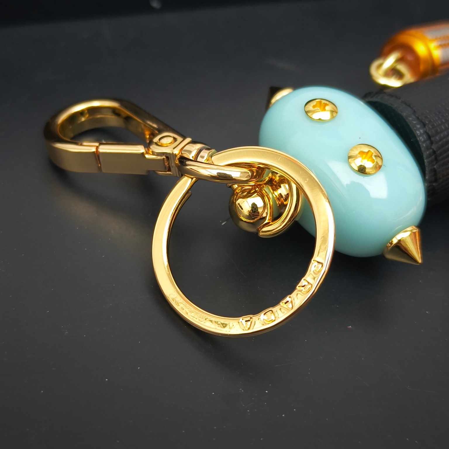 Prada Saffiano Cow-Skin Key Ring with Logo: Elegant Design and Functionality - 图片 3