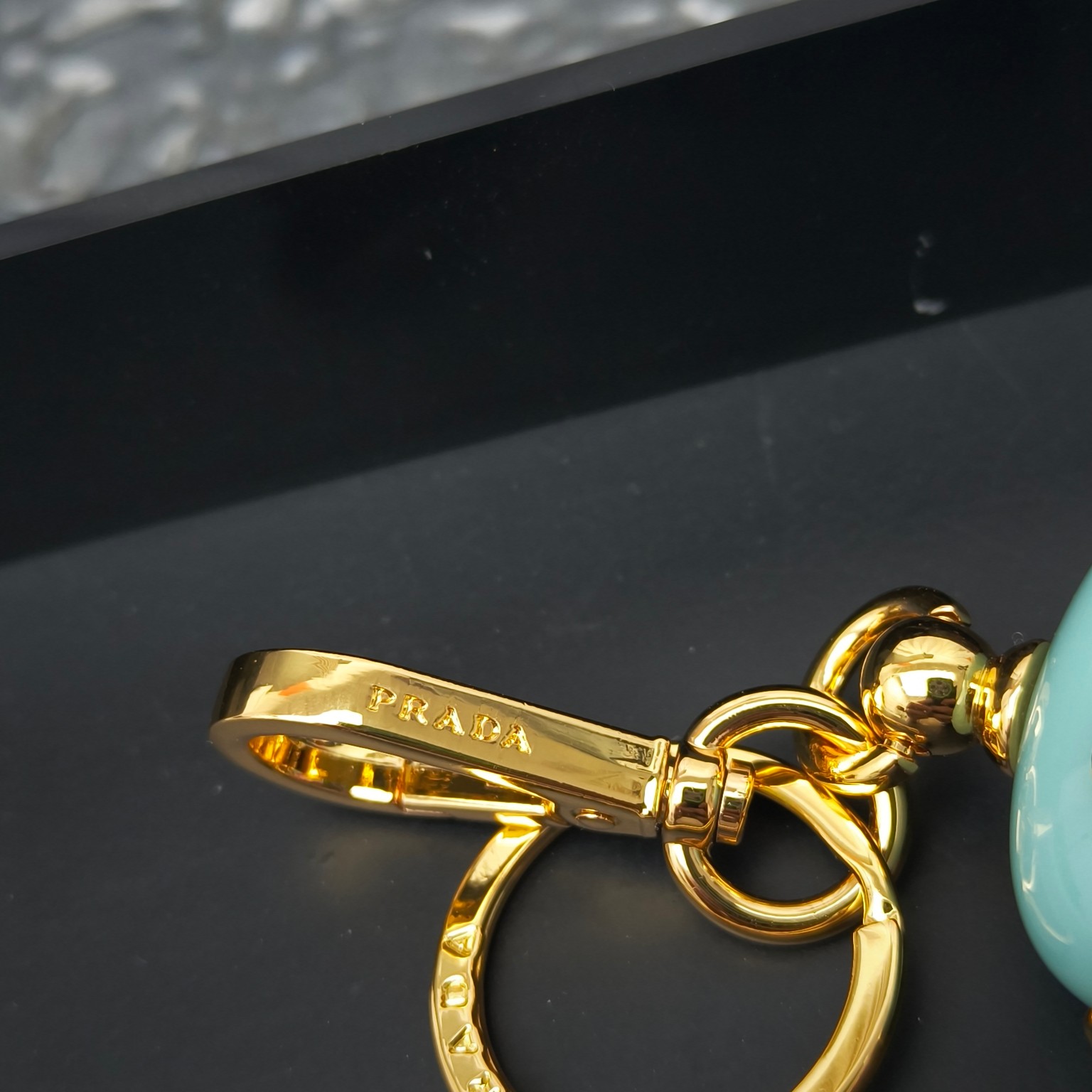 Prada Saffiano Cow-Skin Key Ring with Logo: Elegant Design and Functionality - 图片 4