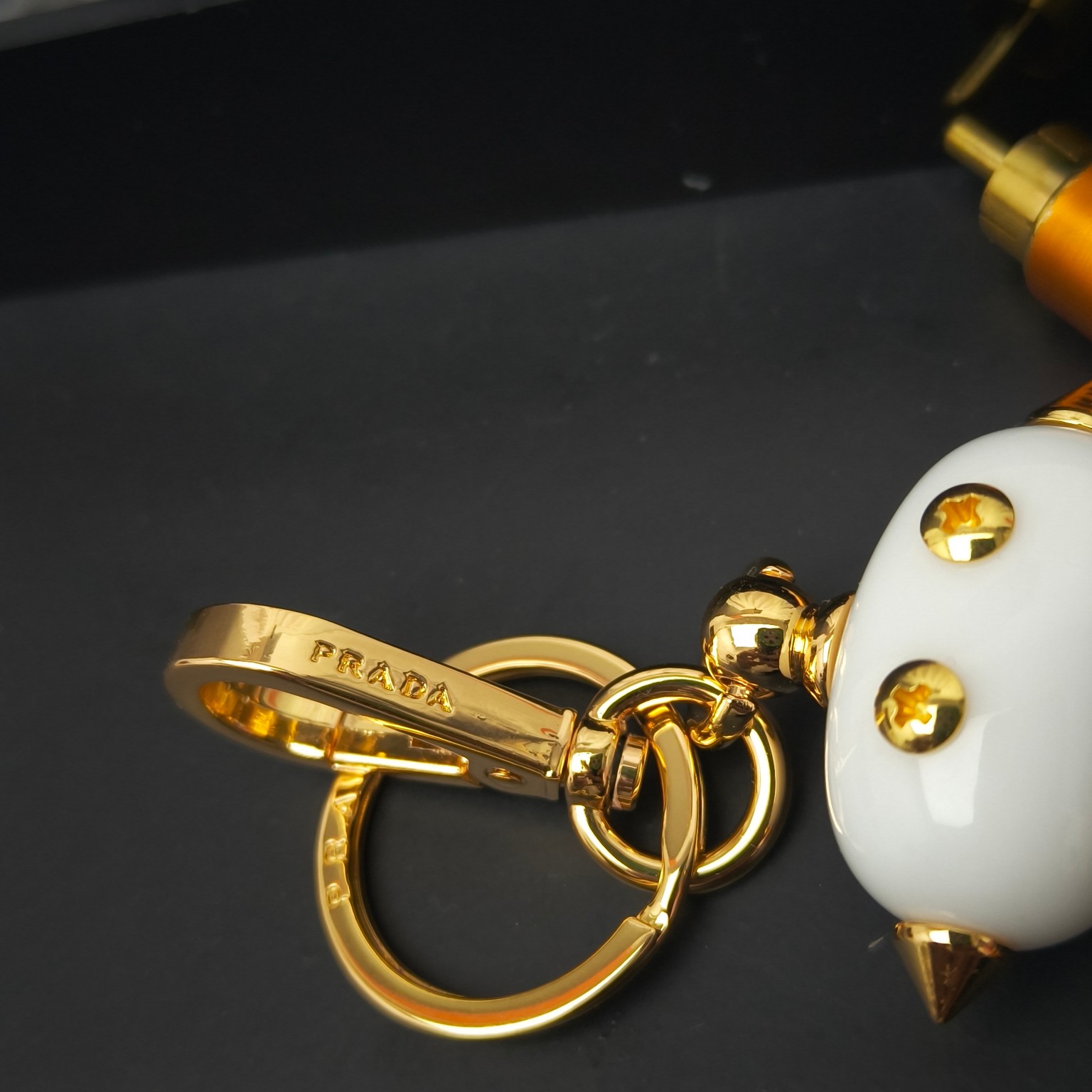 Prada Saffiano Cow-Skin Key Ring with Logo: Stylish and Functional Accessory - 图片 6