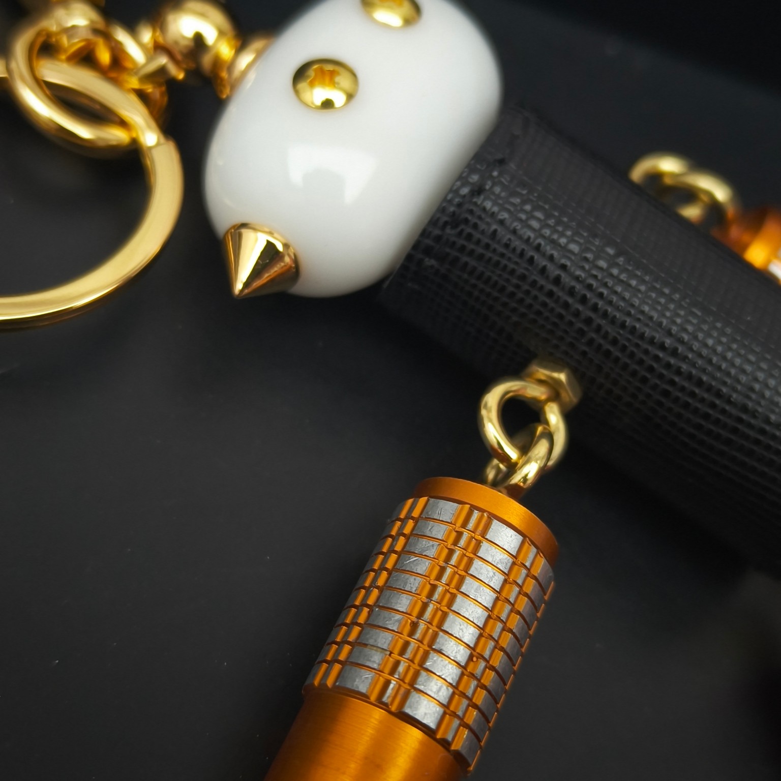 Prada Saffiano Cow-Skin Key Ring with Logo: Stylish and Functional Accessory - 图片 8