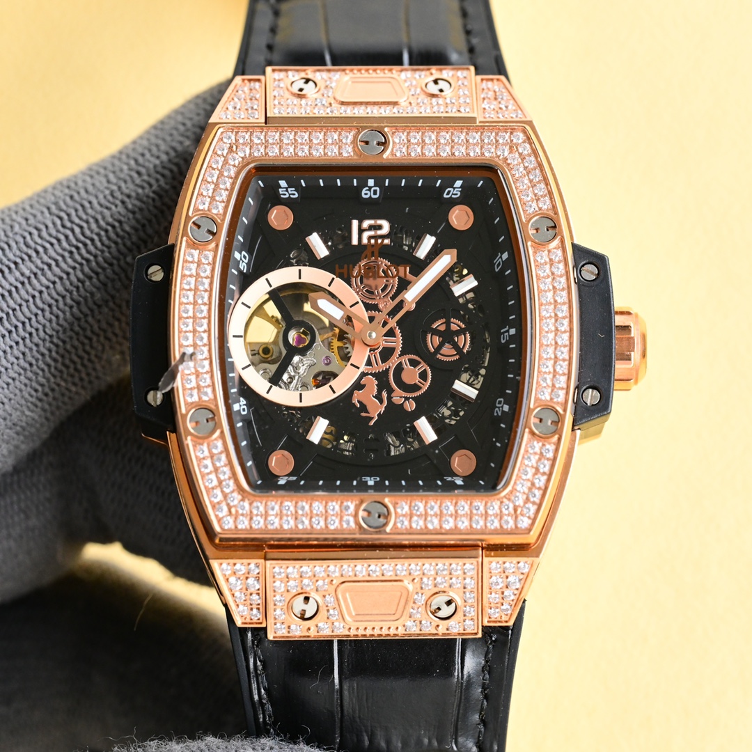 NO:148904,White and gold brand new upgraded diamond-inlay version HUBLOT Hengbao Watch BIG BANG Hublot Soul Series - Men's watches are coming!  High-end customized fully automatic machinery-hollow movement, the tourbillon with clear visible position of 9 characters is constantly flying, full of dynamic feeling. The strap is made of imported natural rubber, which is flexible and comfortable to wear. The watch diameter is 47mmx52mm,19860909白 金 全新升级镶钻版HUBLOT恒宝表BIG BANG宇舶灵魂系列-男士腕表来袭！高端定制全自动机械-镂空机芯,9字位清晰可见的陀飞轮在不停的飞转着,动感十足. 表带采用进口天然橡胶,佩戴柔韧舒适. 表径47mmx52mm,,Watch