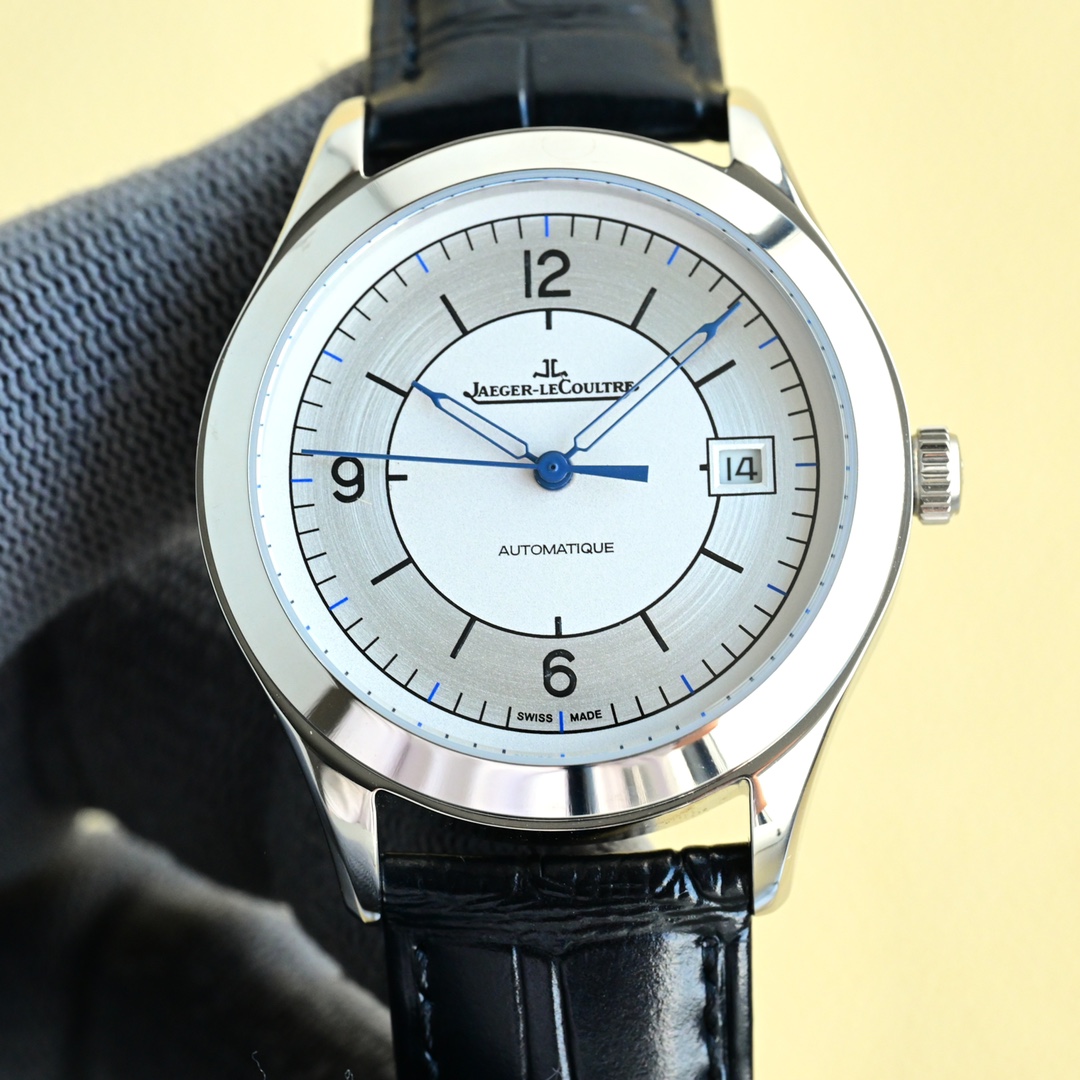 NO:148922,White Jaeger-LeCoultre Ultra-thin Series The watch is 40mm in size (simultaneous genuine product) uses imported 8215 automatic winding movement and 8215 modified 899AC all-in-one machine to accurately move and is very reliable. The case is made of 316L stainless steel, the front and back of the watch mirror is made of sapphire crystal glass, and the dial is radially brushed rhodium-plated. Conical hour marker Italian cowhide with original buckle, waterproof depth of 50 meters.,,jaeger-lecoultre,cowhide19860909白 积家大师超薄系列 表经尺寸40毫米（同步正品）采用进口8215自动上链机芯和8215改899AC一体机走时精准,可靠性十足.表壳材质316L精钢,表镜前后采用蓝宝石水晶玻璃,表盘用放射状拉丝镀铑抛.锥形时标 意大利牛皮搭配原装扣,防水深度50米.,,jaeger-lecoultre,cowhide,Watch