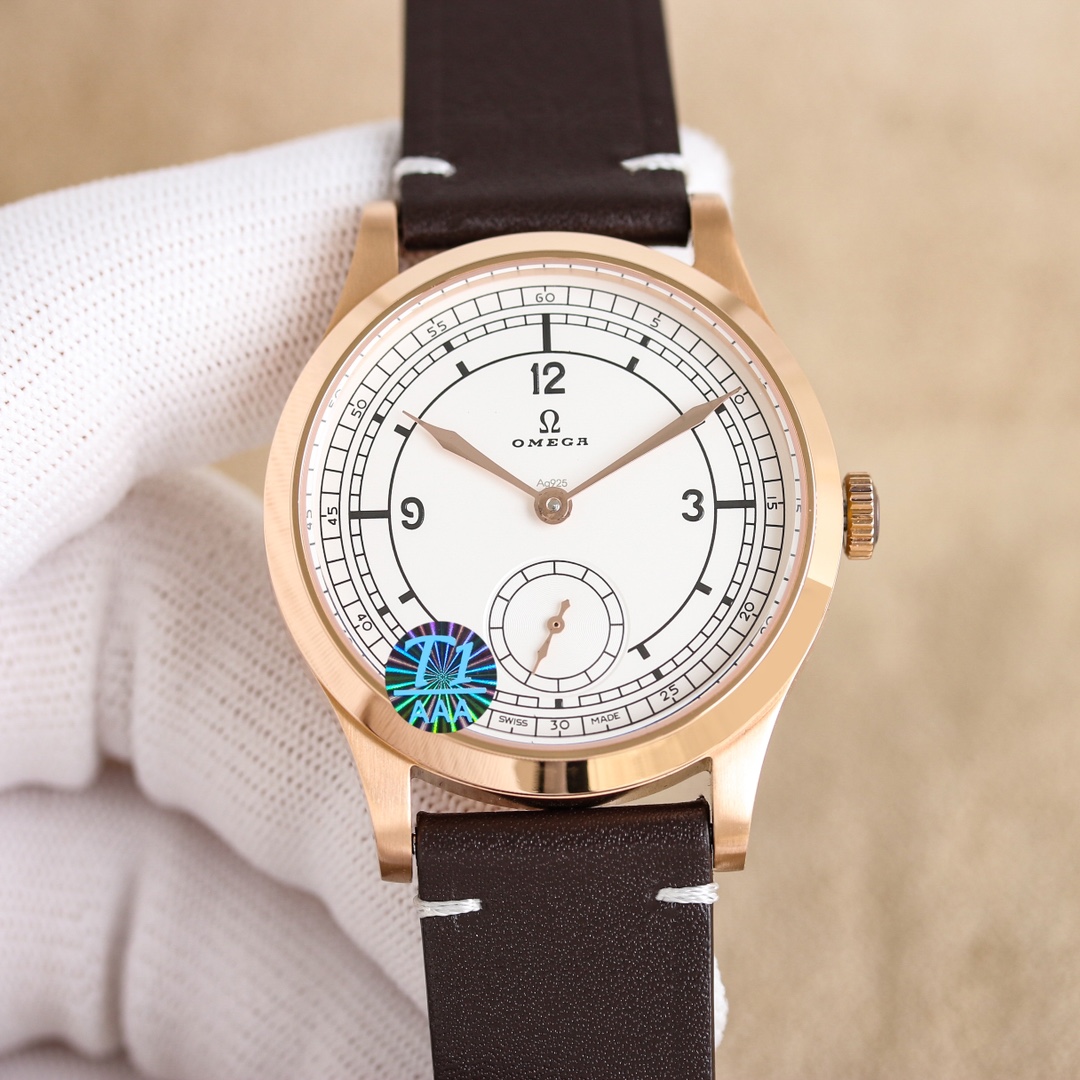 NO:148937,White shell transparent bottom, rose shell dense bottom, and heavy launch OMEGA Omega Observatory series, two and a half needles, special series, three-needle manual mechanical watch, Master Chronometer watch, 39mm in diameter, purchased the original mold opening overall case is made of bronze gold, synchronized with original polishing technology. The sapphire mirror is more classy. The center of the dial is decorated with Paris stud texture, showing French elegance. The Omega brand logo adopts a dark gray retro style, and the minute circle and the 6-point small second dial track ring are processed by a more delicate ring drawing process, exquisite and luxurious. In particular, the buckle logo is carved one by one by one by the fine engraving machine, full of three-dimensionality, and truly perfect. The only original mold opening belt buckle in the market, the logo is also exquisitely carved.  The interior is equipped with the 2824 movement and octopus black balance wheel synchronous Omega 8926 Master Chronometer movement, the double barrel provides up to 72 hours of power, the no-crack design is combined with a coaxial escapement system, and a silicon hairspring, which is accurate, reliable and anti-magnetic. The movement is polished with exquisite Arabic Geneva pattern. The operation of the movement is clearly visible. Welcome to watch friends to appreciate it, and exquisite recommendations for men, two-and-a-half-needle mechanical watch, omega19860909白壳透底 玫壳密底  重磅推出 OMEGA 欧米茄 天文台系列 两针半 特别系列小三针手动机械 腕表 至臻天文台表径 39毫米,购入原版开模整体表壳采用青铜金材质打造打造,同步原装打磨技术.采用蓝宝石镜面更显档次 腕表表盘中央饰有巴黎饰钉纹理,尽显法式优雅,欧米茄品牌标识采用深灰色的复古风格,分钟圈和6点位的小秒盘轨道圈经更加细腻的环形拉丝工艺处理,精致奢华.尤其扣面标志是精雕机一个个雕刻出来,立体感十足,真正做到了完美. 市场唯一原装开模皮带 表扣.标志同样是精雕出来的. 内部搭载2824机芯改八爪黑摆轮同步欧米茄8926至臻天文台机芯,双发条盒提供长达72小时动力,无卡度设计搭配同轴擒纵系统,以及硅游丝,精准可靠又防磁.机芯打磨有精美的阿拉伯风格日内瓦纹.机芯的运转美态清晰可见.欢迎广大表友品鉴,精致推荐 男士 两针半 机械腕表,,omega,Watch