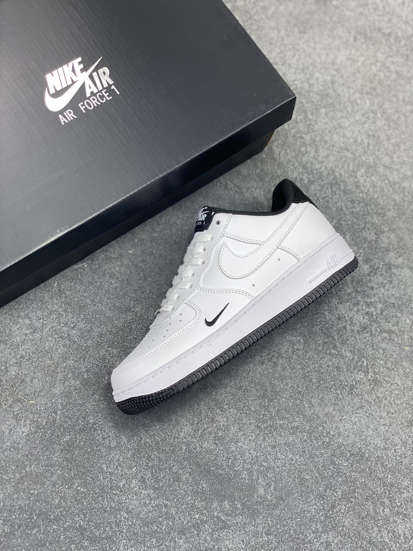 图片[7]-Air Force 1 ‘07 Low 白黑小勾 原楦头原纸板 打造纯正空军版型 #专注外贸渠道 全掌内置蜂窝气垫 #原盒配件 原厂中底钢印、拉帮完美 货号：HM9483-101 尺码：36 36.5 37.5 38 38.5 39 40 40.5 41 42 42.5 43 44 44.5 45-选品中心