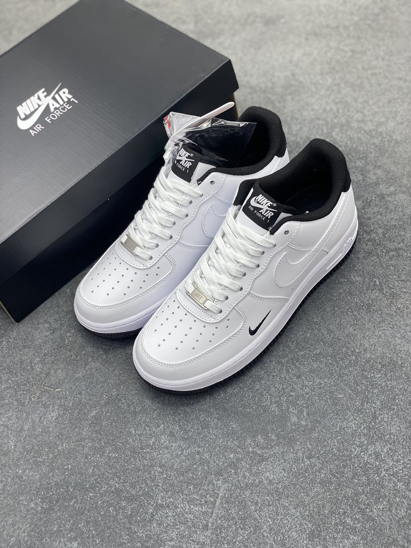 图片[8]-Air Force 1 ‘07 Low 白黑小勾 原楦头原纸板 打造纯正空军版型 #专注外贸渠道 全掌内置蜂窝气垫 #原盒配件 原厂中底钢印、拉帮完美 货号：HM9483-101 尺码：36 36.5 37.5 38 38.5 39 40 40.5 41 42 42.5 43 44 44.5 45-选品中心