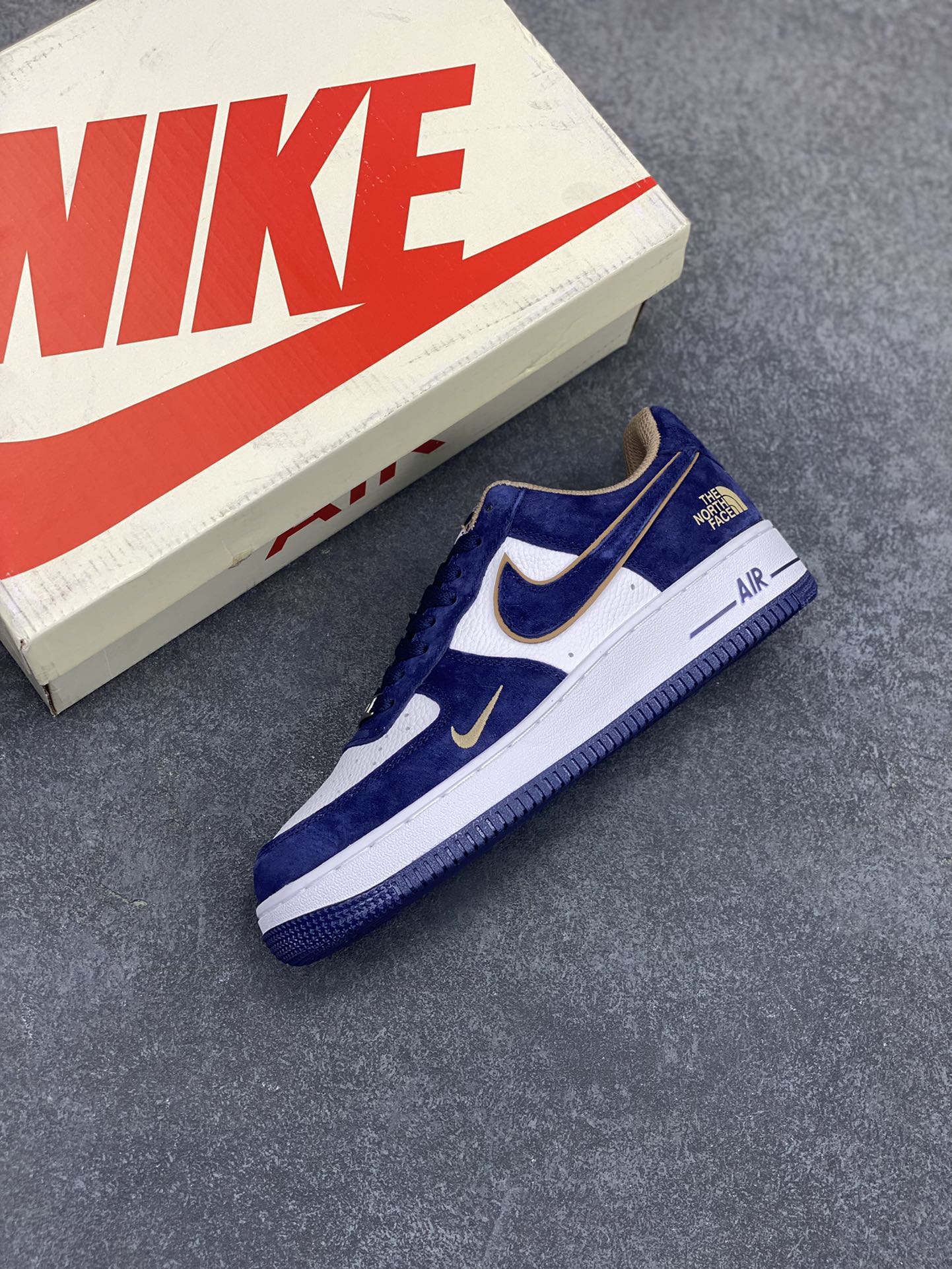 图片[7]-Nike Air Force 1 Low 空军一号低帮百搭休闲运动板鞋。柔软、弹性十足的缓震性能和出色的中底设计，横跨复古与现代的外型结合，造就出风靡全球三十多年的Force 1，直到今天还深受青睐。 货号：KK1988-032 尺码：36 37.5 38 39 40 41 42 43 44 45-选品中心