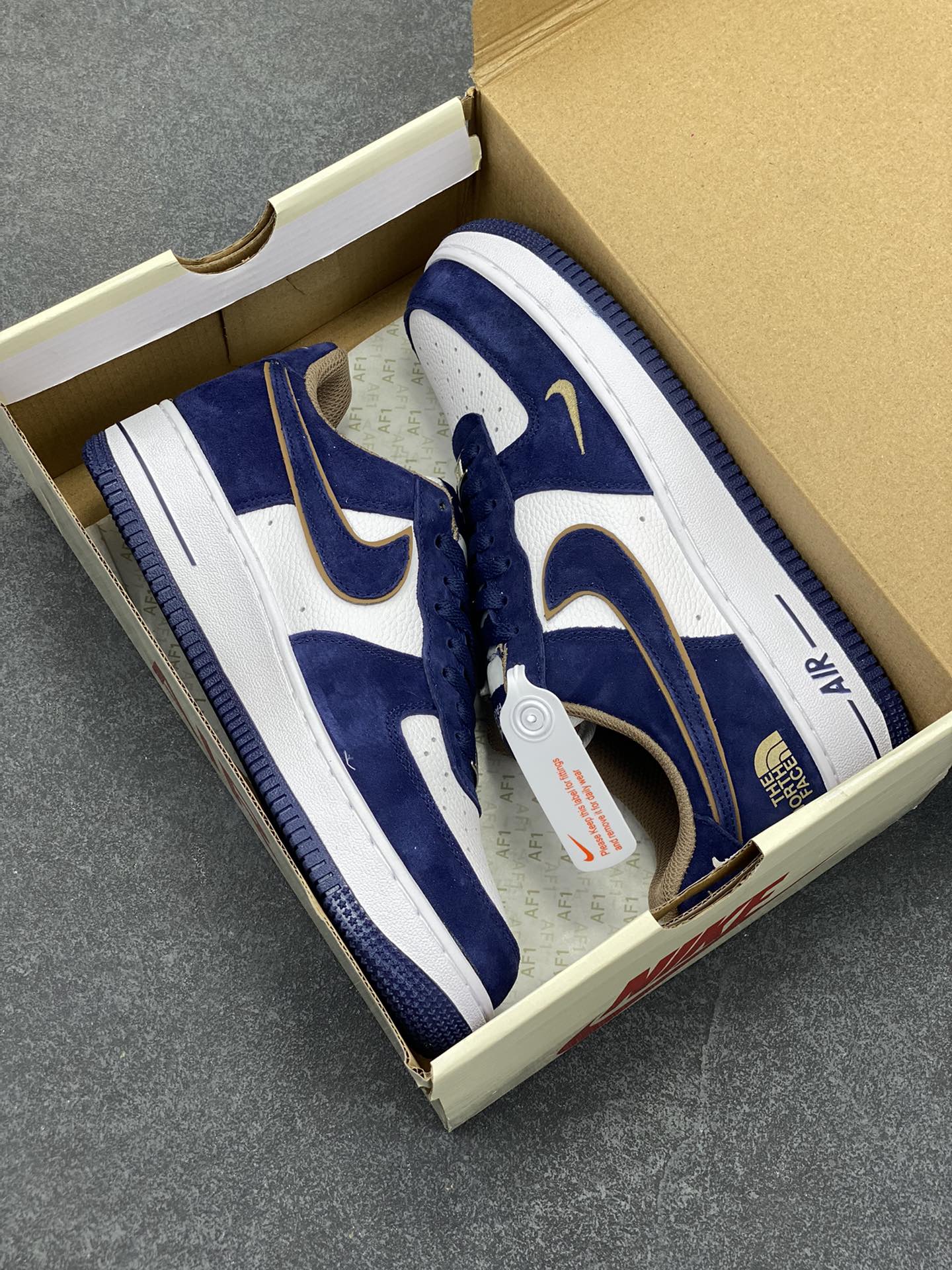图片[9]-Nike Air Force 1 Low 空军一号低帮百搭休闲运动板鞋。柔软、弹性十足的缓震性能和出色的中底设计，横跨复古与现代的外型结合，造就出风靡全球三十多年的Force 1，直到今天还深受青睐。 货号：KK1988-032 尺码：36 37.5 38 39 40 41 42 43 44 45-选品中心
