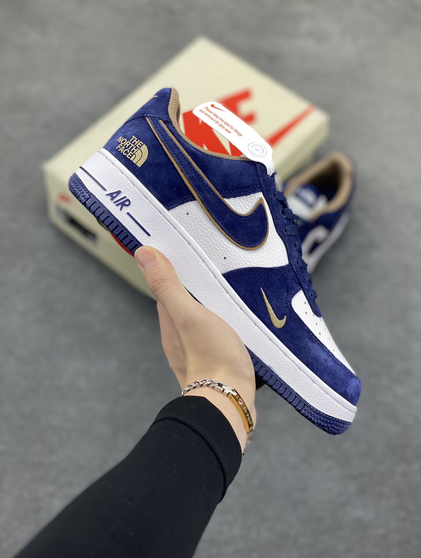 Nike Air Force 1 Low 空军一号低帮百搭休闲运动板鞋。柔软、弹性十足的缓震性能和出色的中底设计，横跨复古与现代的外型结合，造就出风靡全球三十多年的Force 1，直到今天还深受青睐。 货号：KK1988-032 尺码：36 37.5 38 39 40 41 42 43 44 45-选品中心