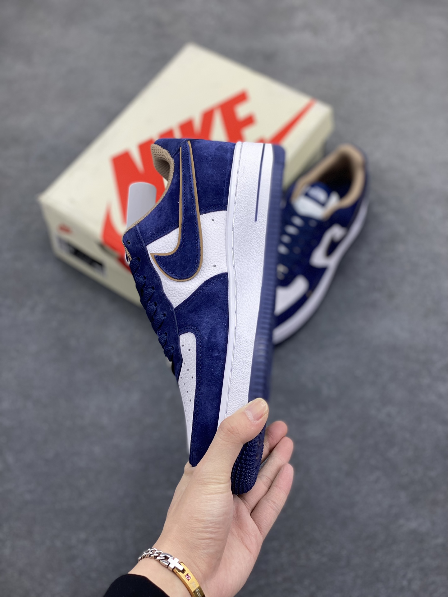 图片[3]-Nike Air Force 1 Low 空军一号低帮百搭休闲运动板鞋。柔软、弹性十足的缓震性能和出色的中底设计，横跨复古与现代的外型结合，造就出风靡全球三十多年的Force 1，直到今天还深受青睐。 货号：KK1988-032 尺码：36 37.5 38 39 40 41 42 43 44 45-选品中心