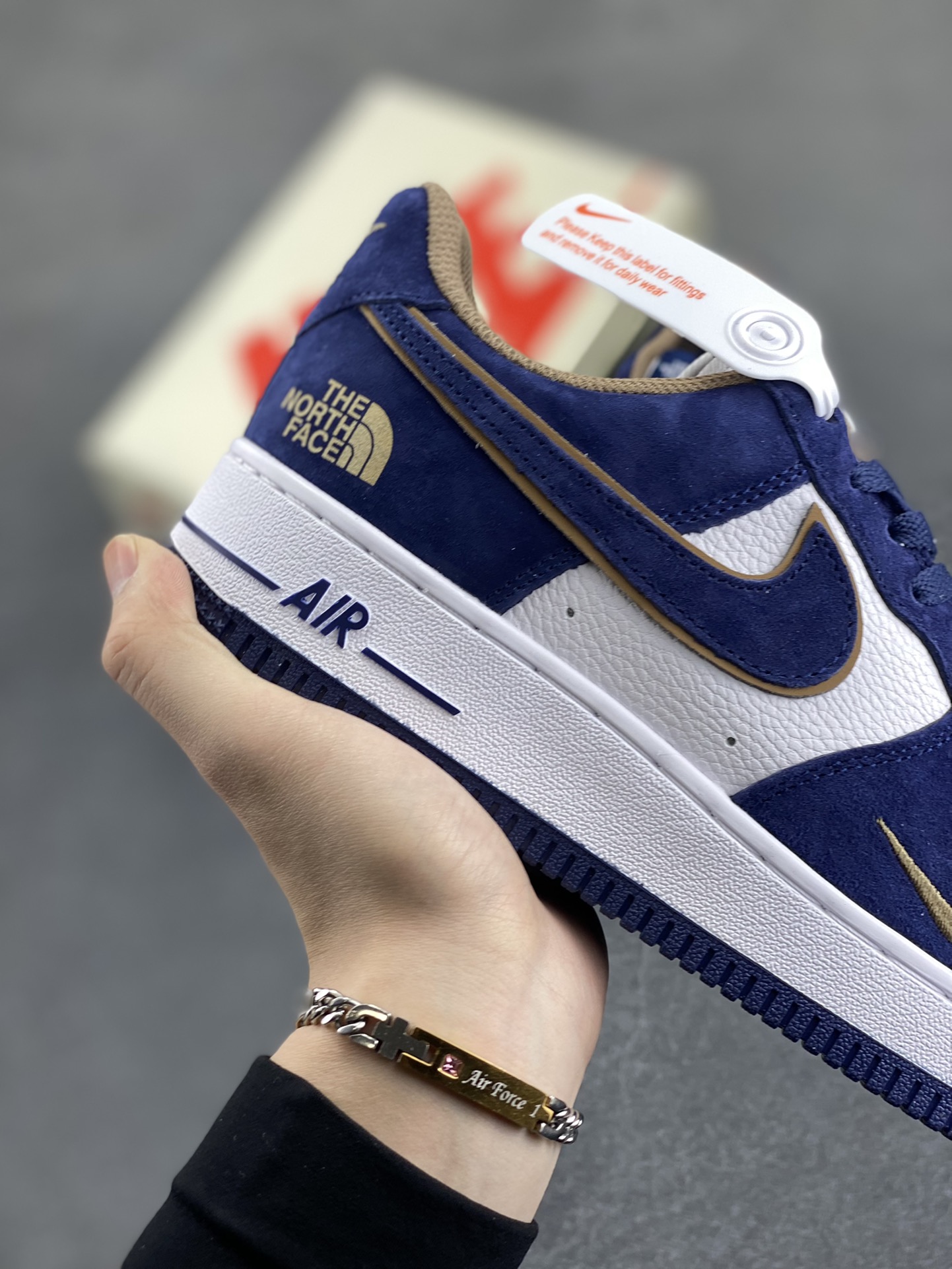 图片[6]-Nike Air Force 1 Low 空军一号低帮百搭休闲运动板鞋。柔软、弹性十足的缓震性能和出色的中底设计，横跨复古与现代的外型结合，造就出风靡全球三十多年的Force 1，直到今天还深受青睐。 货号：KK1988-032 尺码：36 37.5 38 39 40 41 42 43 44 45-选品中心