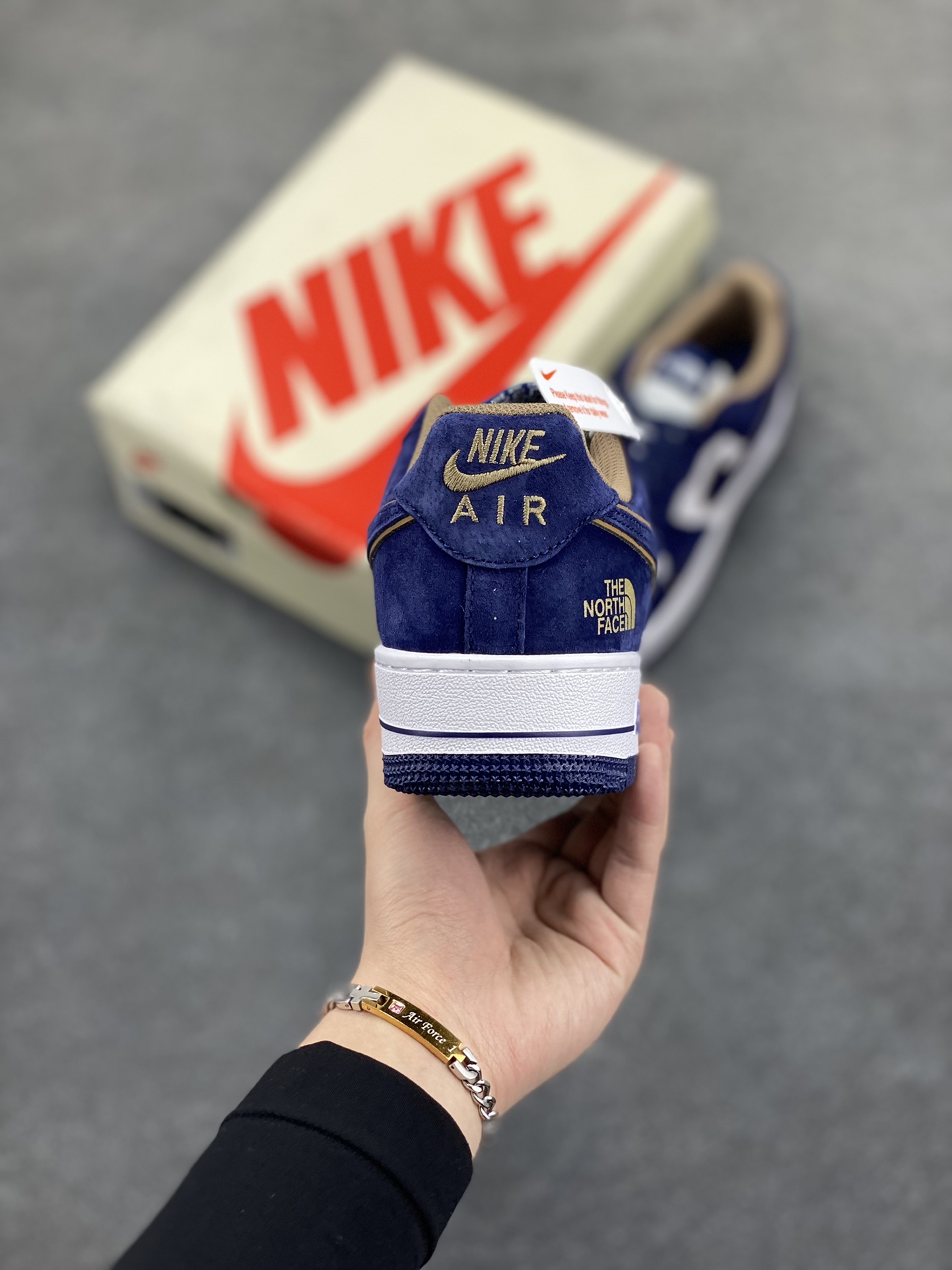图片[4]-Nike Air Force 1 Low 空军一号低帮百搭休闲运动板鞋。柔软、弹性十足的缓震性能和出色的中底设计，横跨复古与现代的外型结合，造就出风靡全球三十多年的Force 1，直到今天还深受青睐。 货号：KK1988-032 尺码：36 37.5 38 39 40 41 42 43 44 45-选品中心