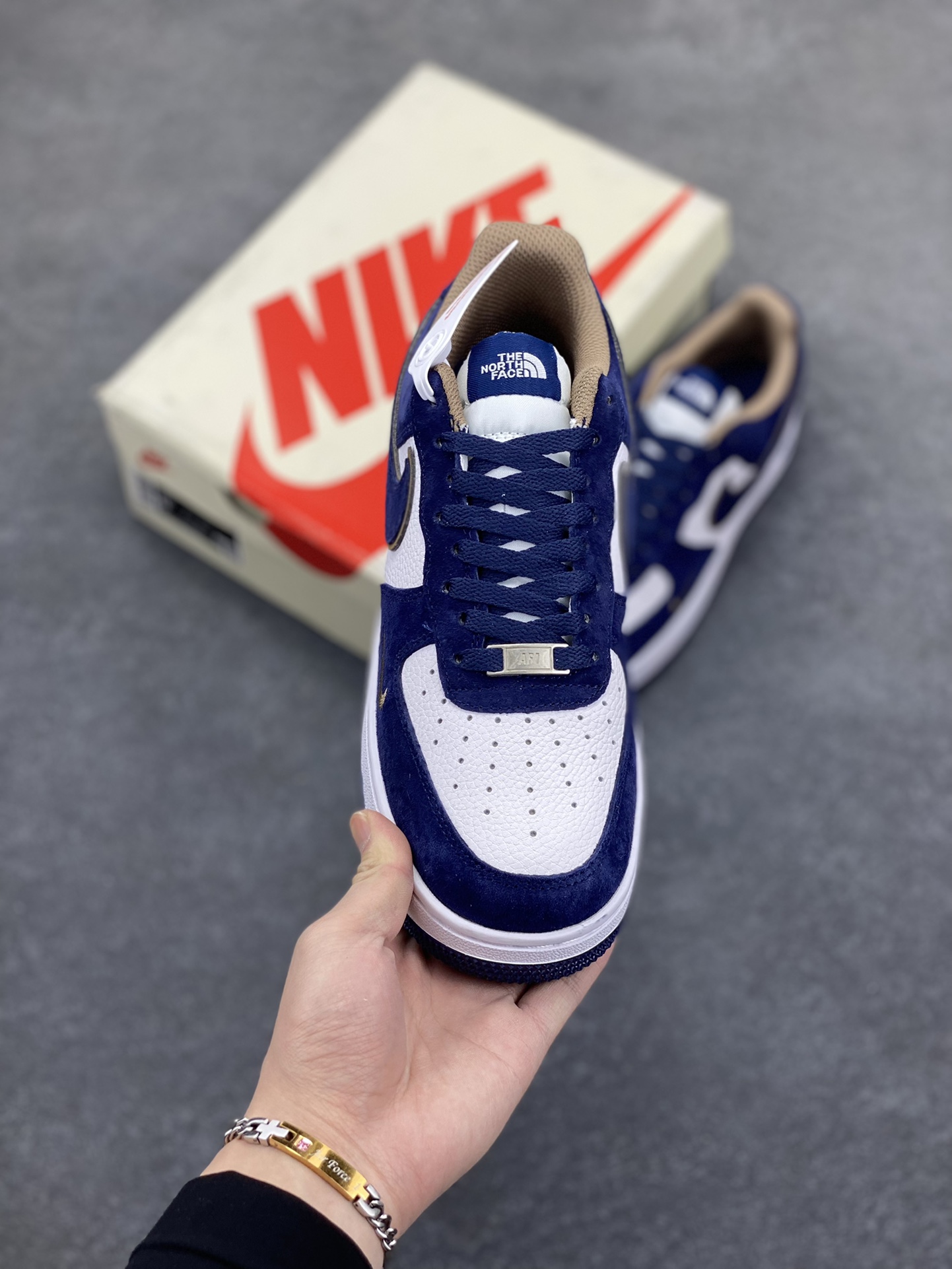 图片[2]-Nike Air Force 1 Low 空军一号低帮百搭休闲运动板鞋。柔软、弹性十足的缓震性能和出色的中底设计，横跨复古与现代的外型结合，造就出风靡全球三十多年的Force 1，直到今天还深受青睐。 货号：KK1988-032 尺码：36 37.5 38 39 40 41 42 43 44 45-选品中心