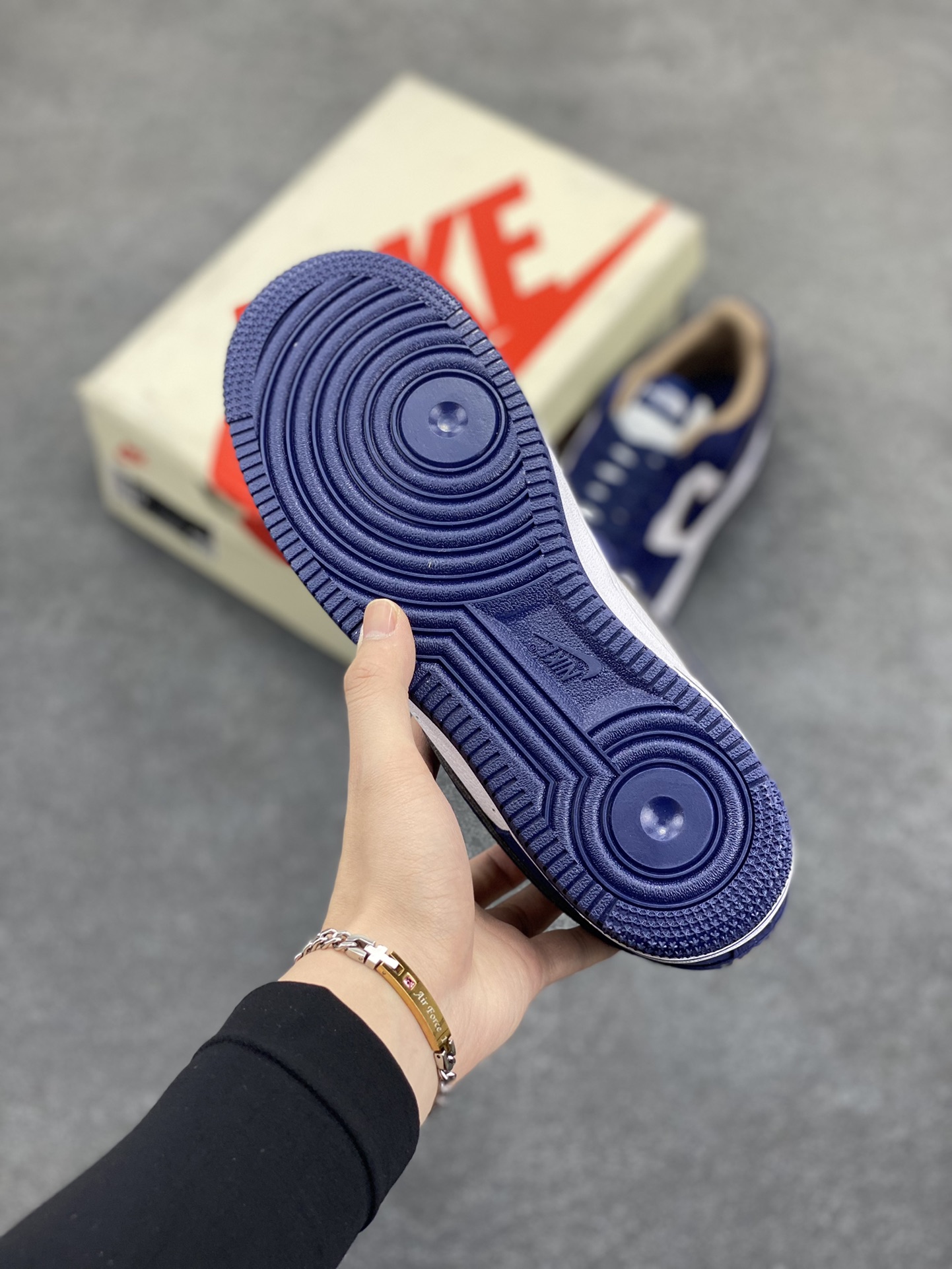 图片[5]-Nike Air Force 1 Low 空军一号低帮百搭休闲运动板鞋。柔软、弹性十足的缓震性能和出色的中底设计，横跨复古与现代的外型结合，造就出风靡全球三十多年的Force 1，直到今天还深受青睐。 货号：KK1988-032 尺码：36 37.5 38 39 40 41 42 43 44 45-选品中心