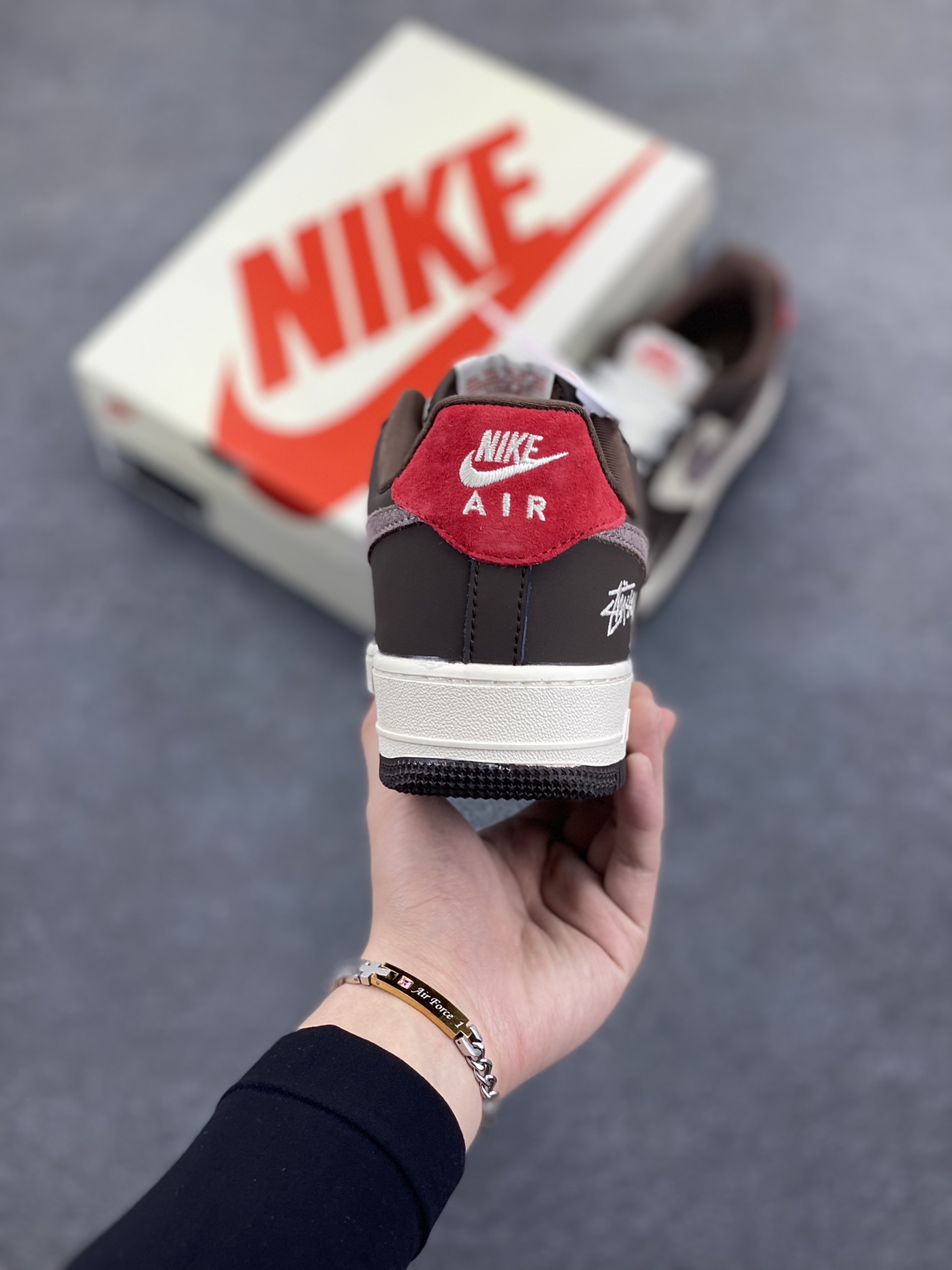 图片[4]-NIke Air Force 1 \’07 Low “斯图西联名——红尾巧克力”空军一号 低帮 运动鞋 休闲鞋 折边针车 工艺难度大 原楦头原纸板 原装鞋盒 定制五金配件 内置全掌气垫 原厂鞋底 货号：KK1988-057 尺码：36 36.5 37.5 38 38.5 39 40 40.5 41 42 42.5 43 44 44.5 45-选品中心