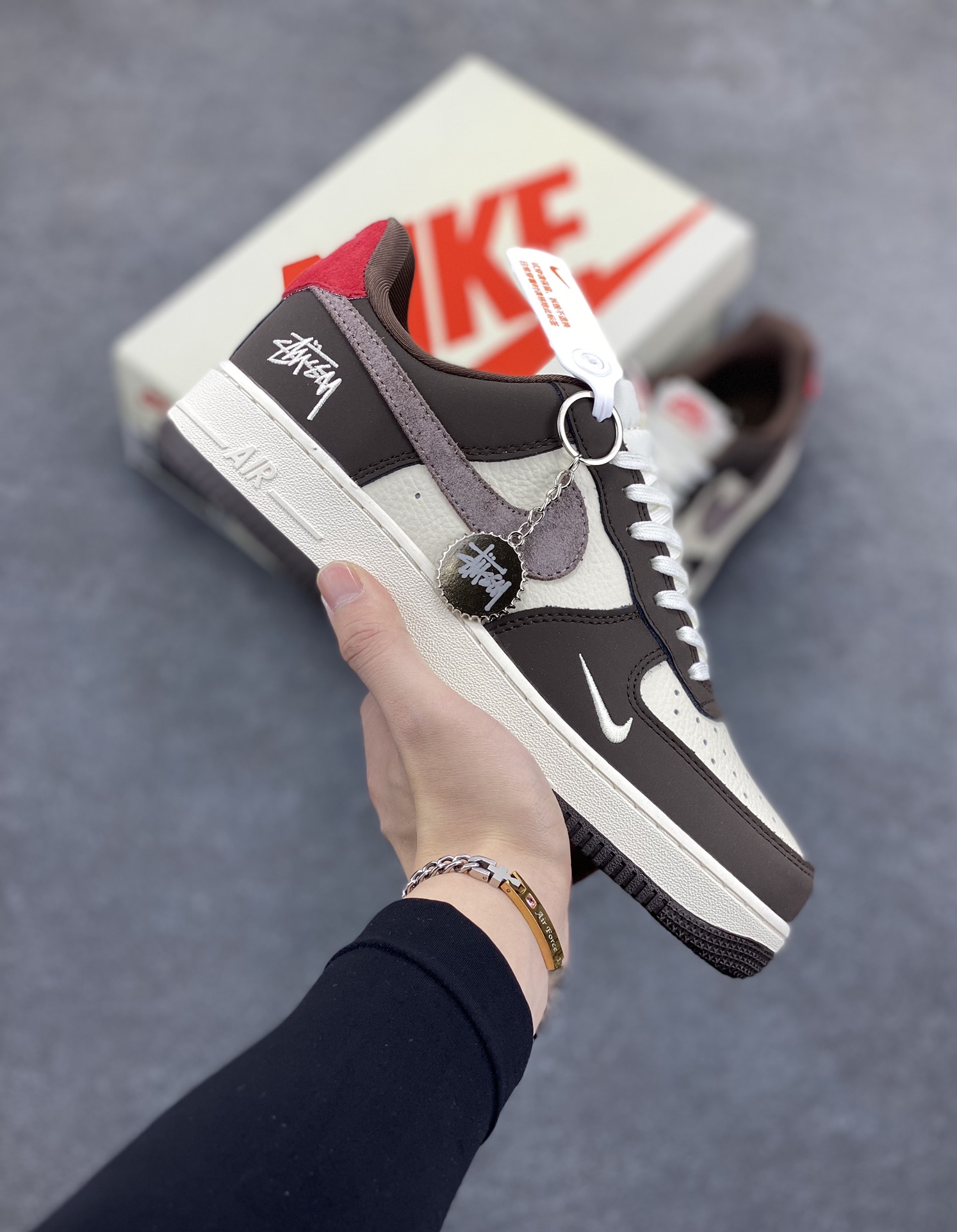 NIke Air Force 1 \'07 Low “斯图西联名——红尾巧克力”空军一号 低帮 运动鞋 休闲鞋 折边针车 工艺难度大 原楦头原纸板 原装鞋盒 定制五金配件 内置全掌气垫 原厂鞋底 货号：KK1988-057 尺码：36 36.5 37.5 38 38.5 39 40 40.5 41 42 42.5 43 44 44.5 45-选品中心