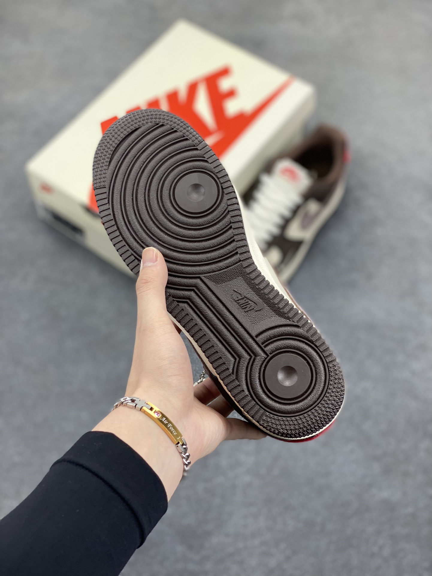 图片[5]-NIke Air Force 1 \’07 Low “斯图西联名——红尾巧克力”空军一号 低帮 运动鞋 休闲鞋 折边针车 工艺难度大 原楦头原纸板 原装鞋盒 定制五金配件 内置全掌气垫 原厂鞋底 货号：KK1988-057 尺码：36 36.5 37.5 38 38.5 39 40 40.5 41 42 42.5 43 44 44.5 45-选品中心