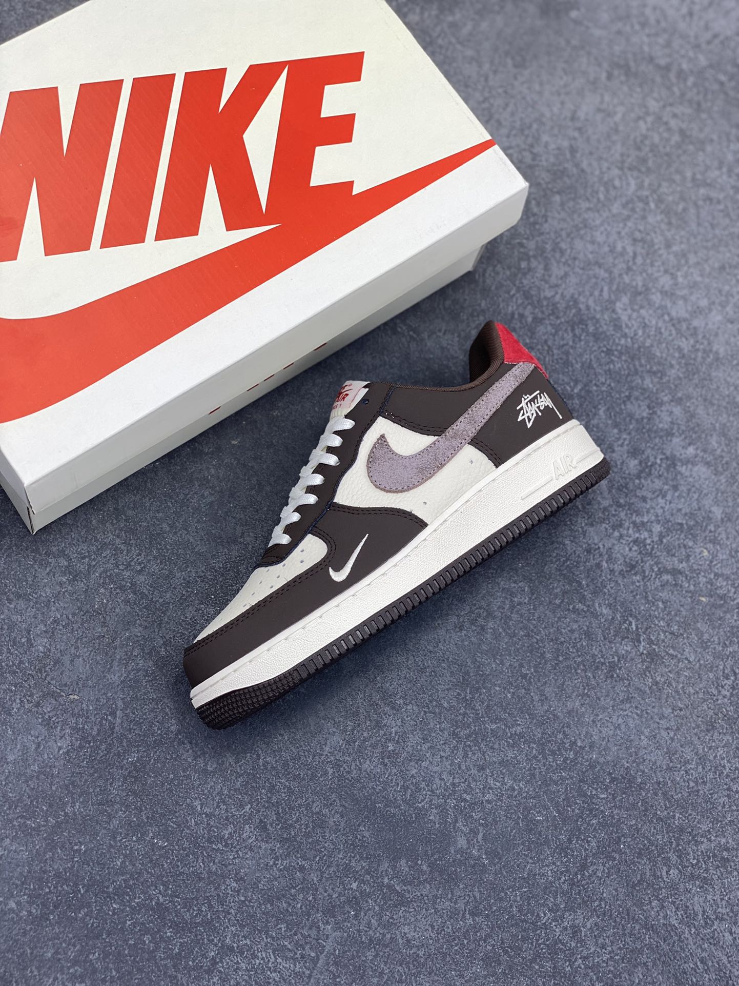 图片[7]-NIke Air Force 1 \’07 Low “斯图西联名——红尾巧克力”空军一号 低帮 运动鞋 休闲鞋 折边针车 工艺难度大 原楦头原纸板 原装鞋盒 定制五金配件 内置全掌气垫 原厂鞋底 货号：KK1988-057 尺码：36 36.5 37.5 38 38.5 39 40 40.5 41 42 42.5 43 44 44.5 45-选品中心