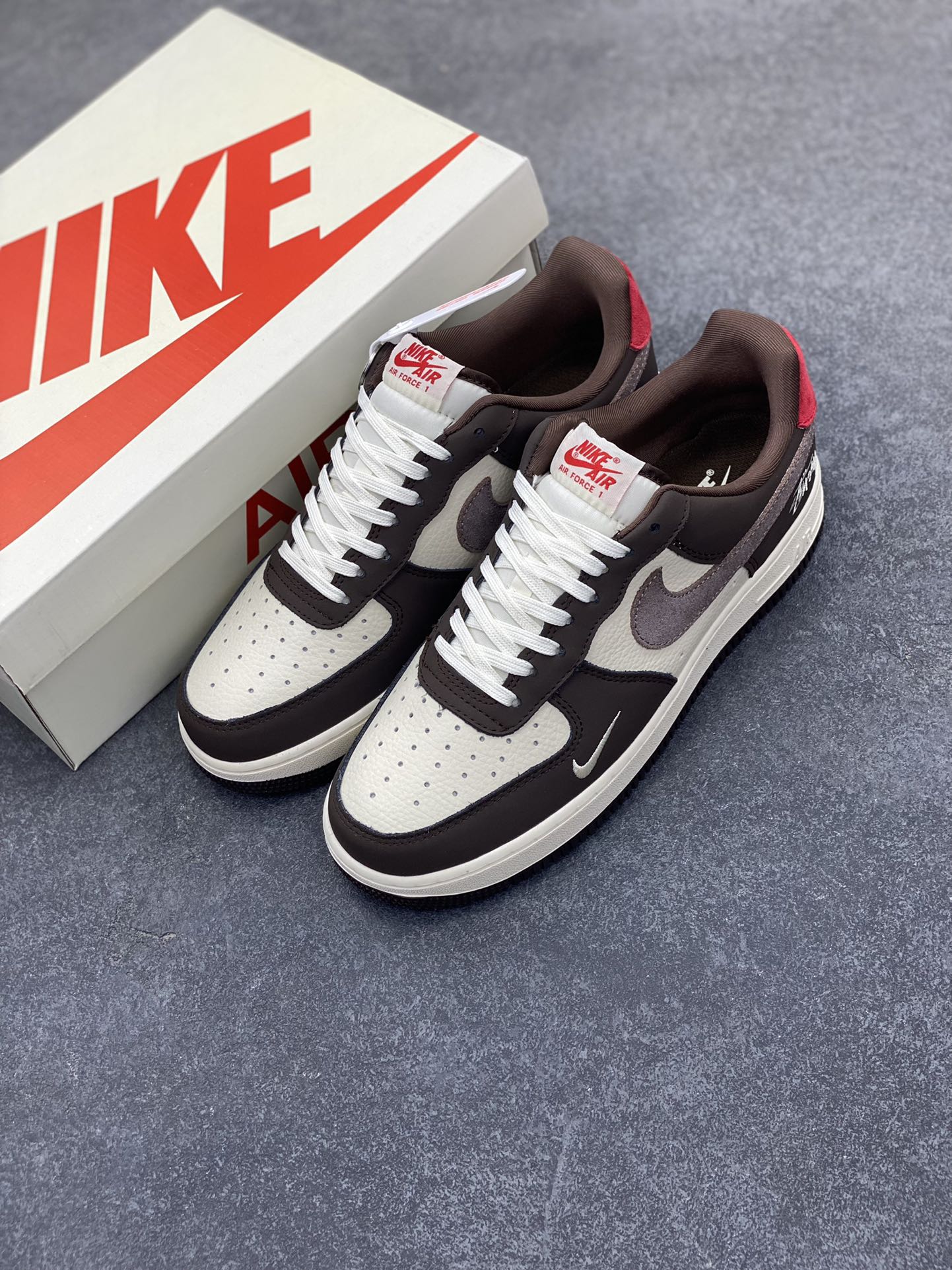 图片[8]-NIke Air Force 1 \’07 Low “斯图西联名——红尾巧克力”空军一号 低帮 运动鞋 休闲鞋 折边针车 工艺难度大 原楦头原纸板 原装鞋盒 定制五金配件 内置全掌气垫 原厂鞋底 货号：KK1988-057 尺码：36 36.5 37.5 38 38.5 39 40 40.5 41 42 42.5 43 44 44.5 45-选品中心