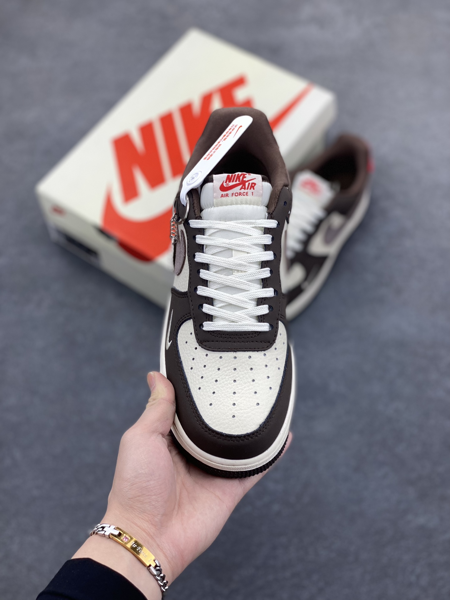 图片[2]-NIke Air Force 1 \’07 Low “斯图西联名——红尾巧克力”空军一号 低帮 运动鞋 休闲鞋 折边针车 工艺难度大 原楦头原纸板 原装鞋盒 定制五金配件 内置全掌气垫 原厂鞋底 货号：KK1988-057 尺码：36 36.5 37.5 38 38.5 39 40 40.5 41 42 42.5 43 44 44.5 45-选品中心
