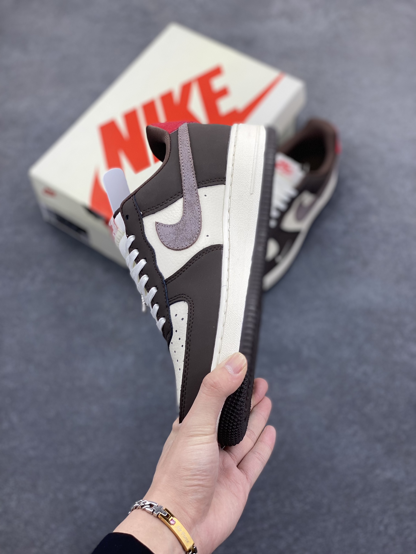 图片[3]-NIke Air Force 1 \’07 Low “斯图西联名——红尾巧克力”空军一号 低帮 运动鞋 休闲鞋 折边针车 工艺难度大 原楦头原纸板 原装鞋盒 定制五金配件 内置全掌气垫 原厂鞋底 货号：KK1988-057 尺码：36 36.5 37.5 38 38.5 39 40 40.5 41 42 42.5 43 44 44.5 45-选品中心