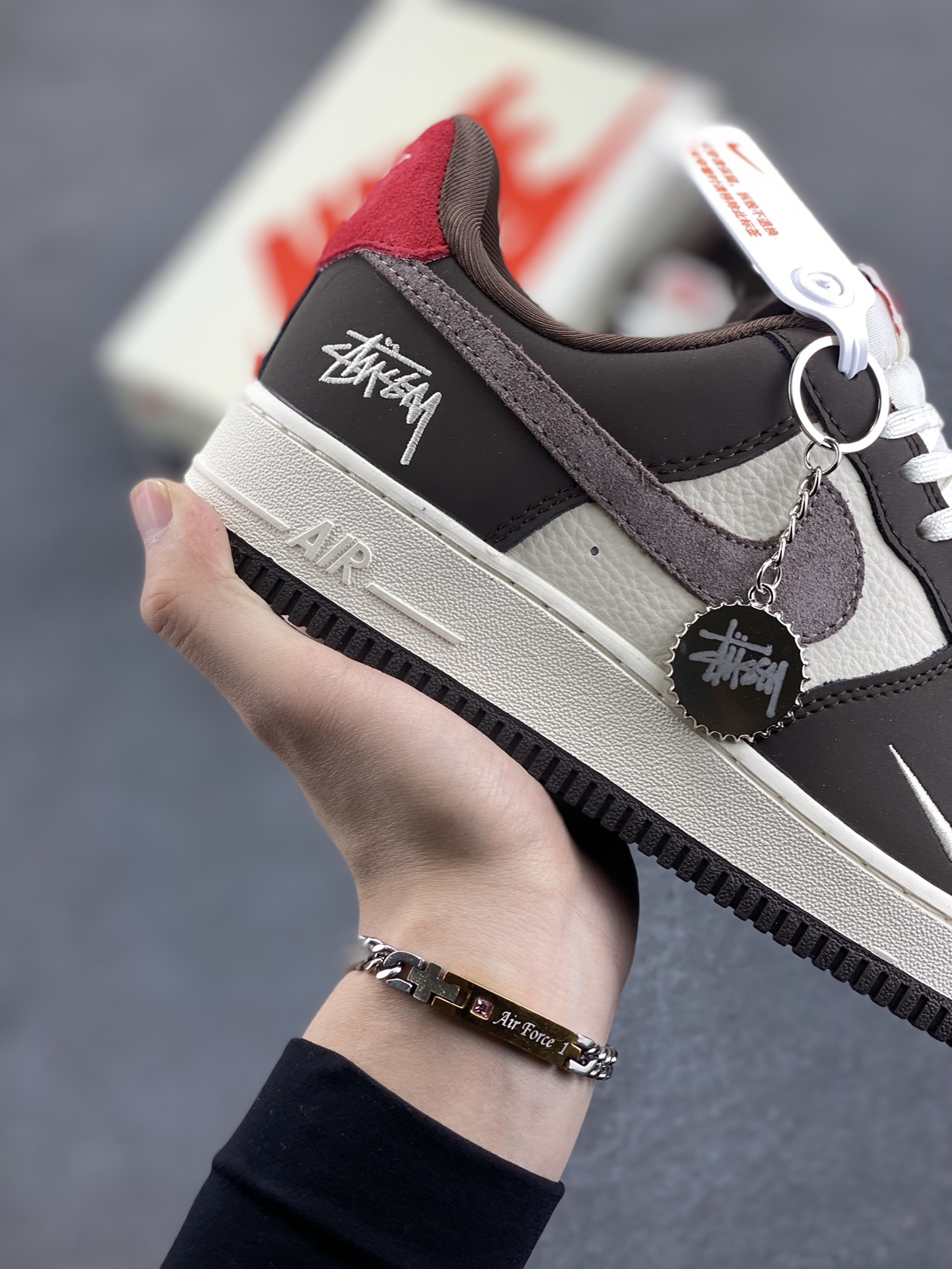 图片[6]-NIke Air Force 1 \’07 Low “斯图西联名——红尾巧克力”空军一号 低帮 运动鞋 休闲鞋 折边针车 工艺难度大 原楦头原纸板 原装鞋盒 定制五金配件 内置全掌气垫 原厂鞋底 货号：KK1988-057 尺码：36 36.5 37.5 38 38.5 39 40 40.5 41 42 42.5 43 44 44.5 45-选品中心