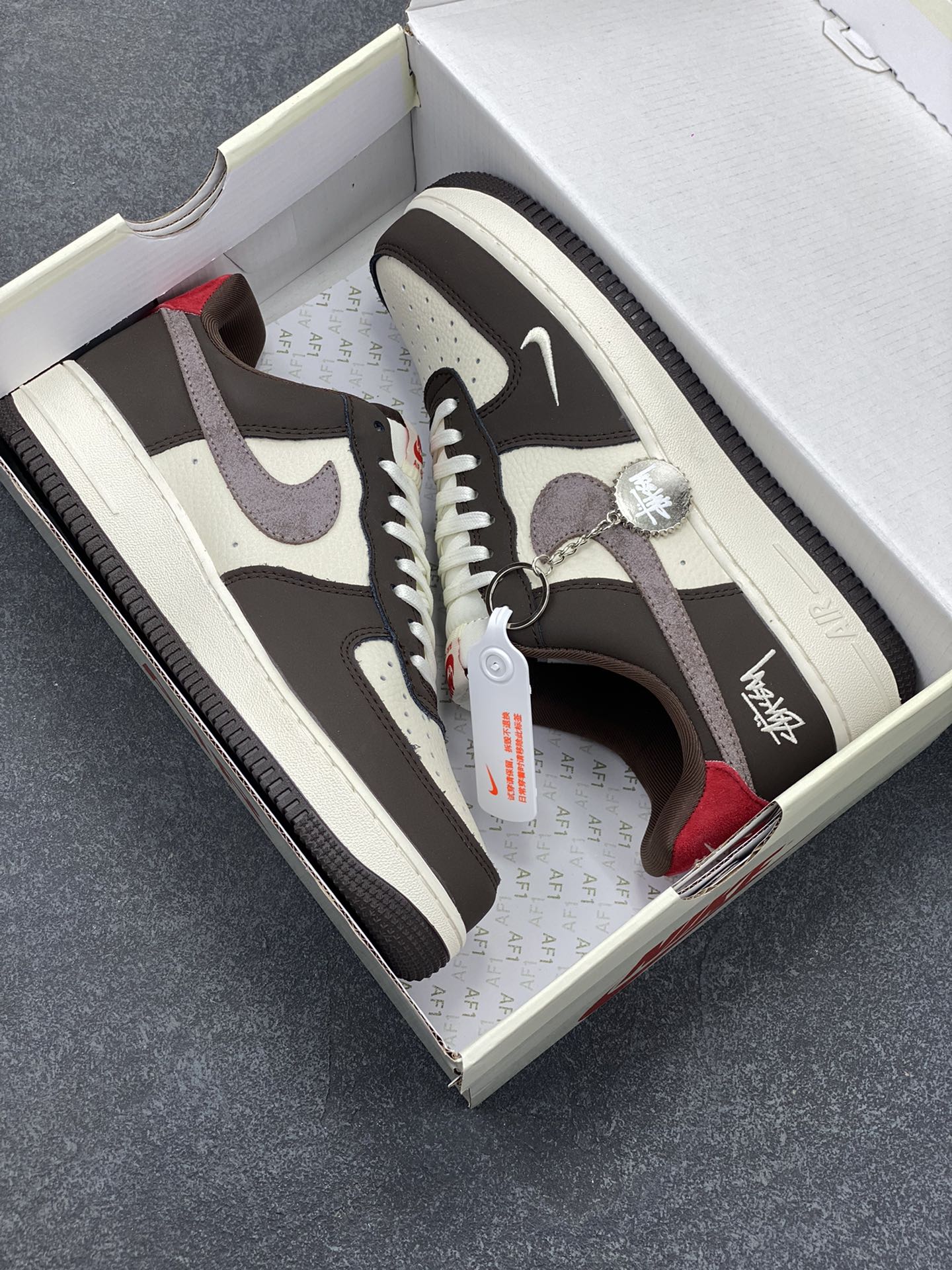 图片[9]-NIke Air Force 1 \’07 Low “斯图西联名——红尾巧克力”空军一号 低帮 运动鞋 休闲鞋 折边针车 工艺难度大 原楦头原纸板 原装鞋盒 定制五金配件 内置全掌气垫 原厂鞋底 货号：KK1988-057 尺码：36 36.5 37.5 38 38.5 39 40 40.5 41 42 42.5 43 44 44.5 45-选品中心